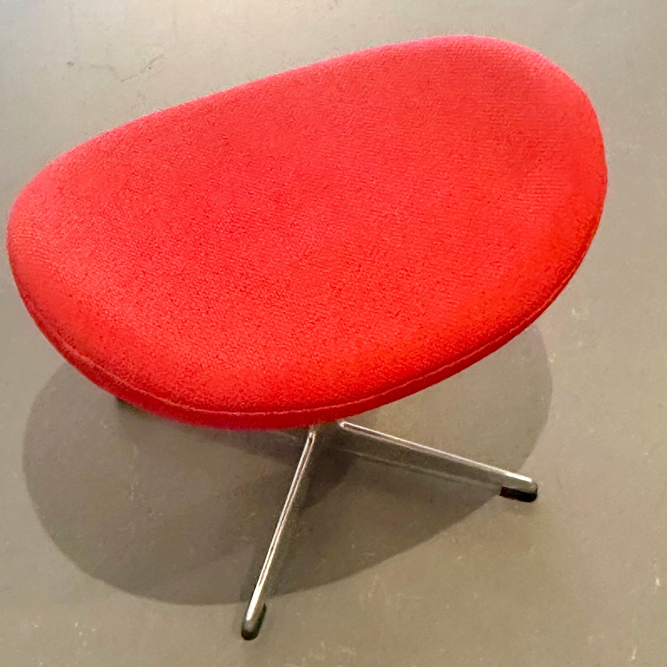 Alluminio Arne Jacobsen for Fritz Hansen Egg Footstool in Red Wool, ca 1960s in vendita