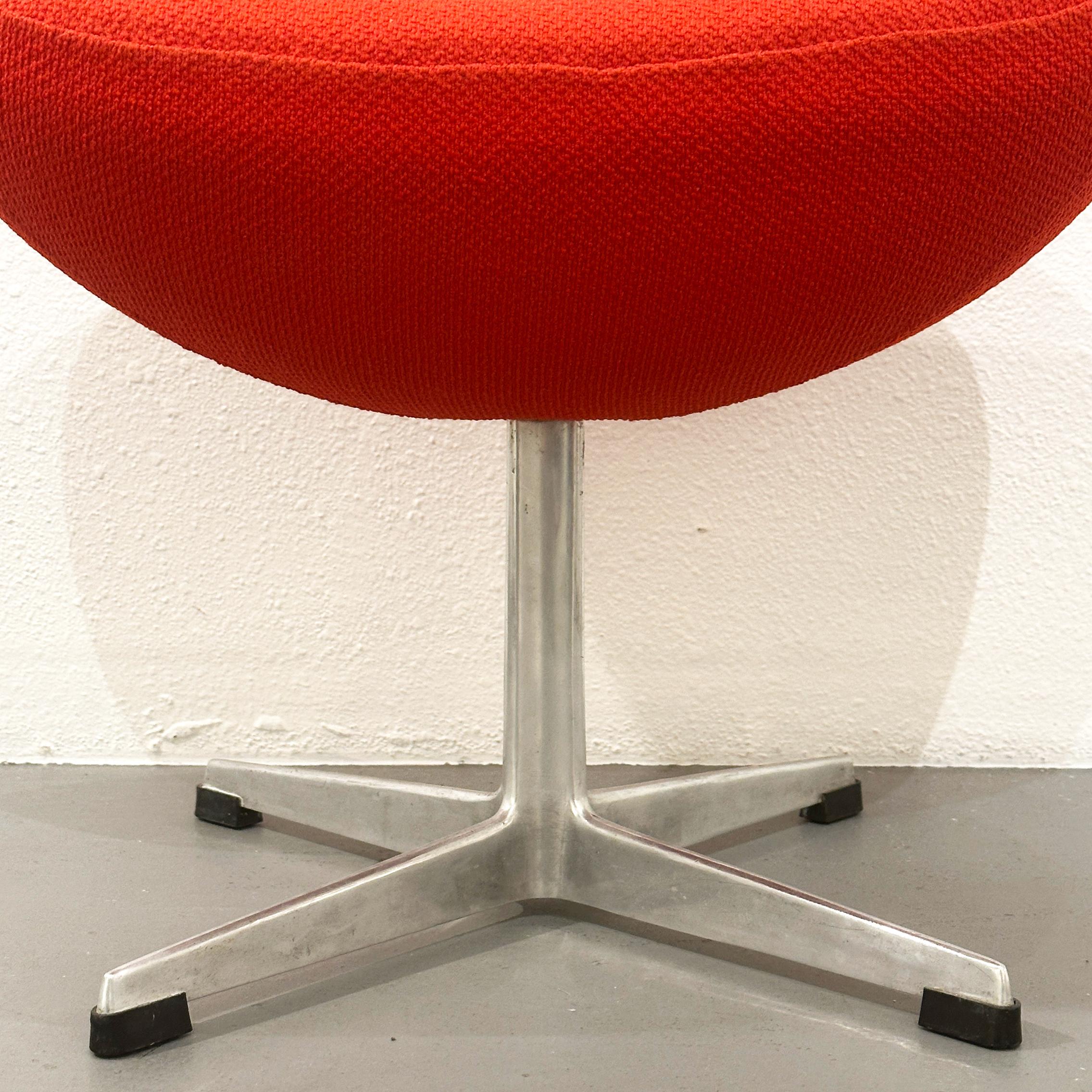 Arne Jacobsen for Fritz Hansen Egg Footstool in Red Wool, ca 1960s in vendita 1