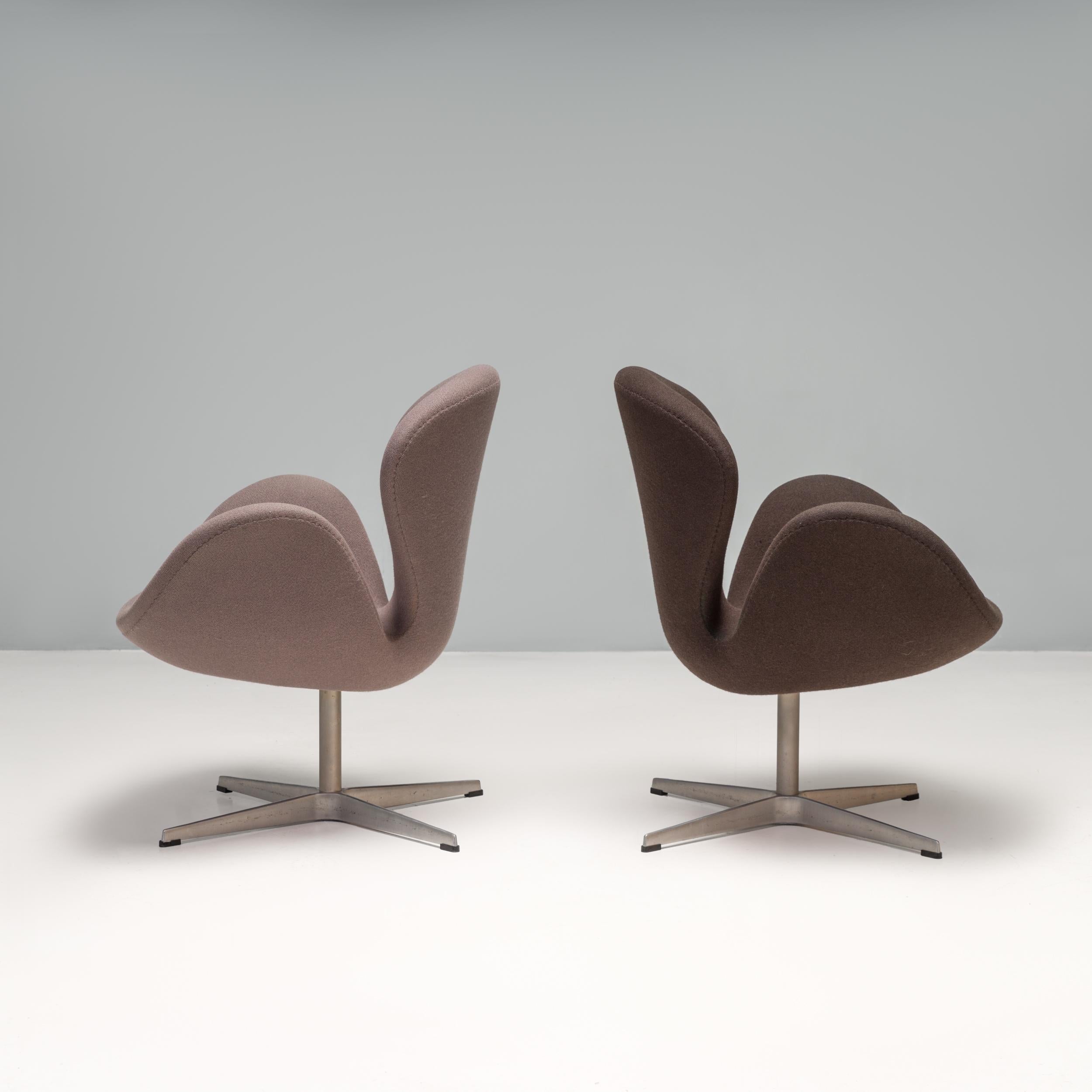 Modern Arne Jacobsen for Fritz Hansen Grey Swan Swivel Armchairs, Set of Two