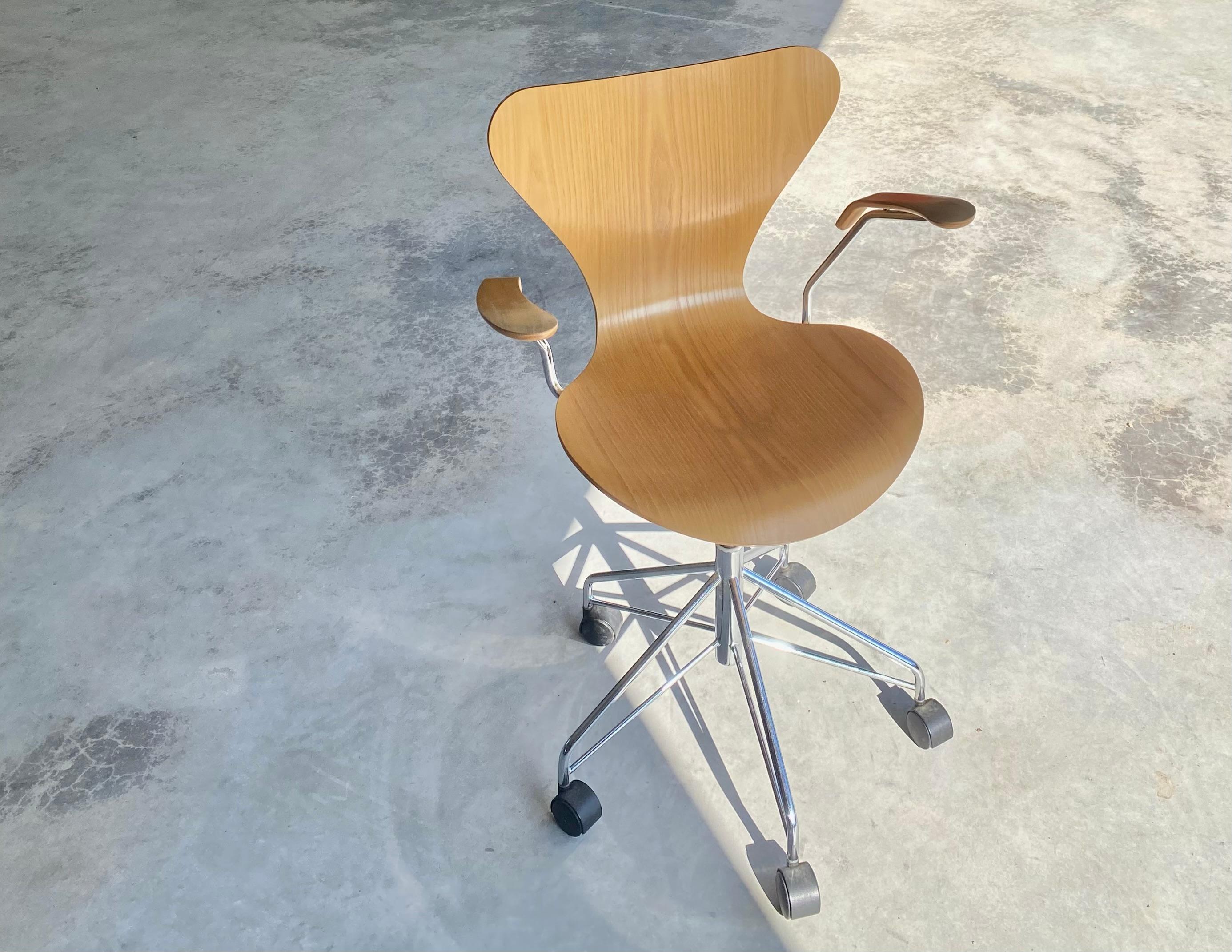 Arne Jacobsen for Fritz Hansen (Knoll) Series 7 Swivel Desk Chair on Casters For Sale 2
