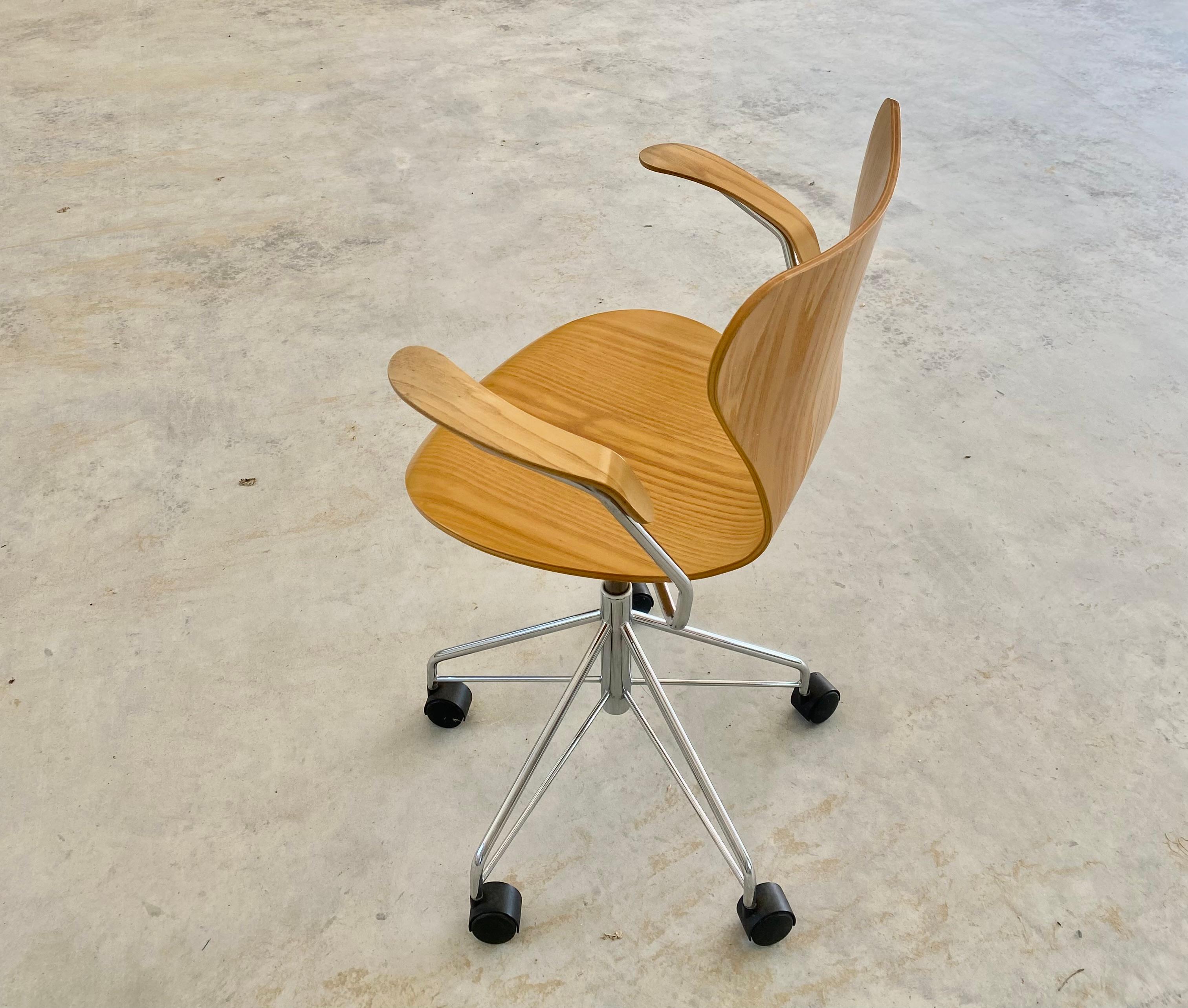 Arne Jacobsen for Fritz Hansen (Knoll) Series 7 Swivel Desk Chair on Casters For Sale 3