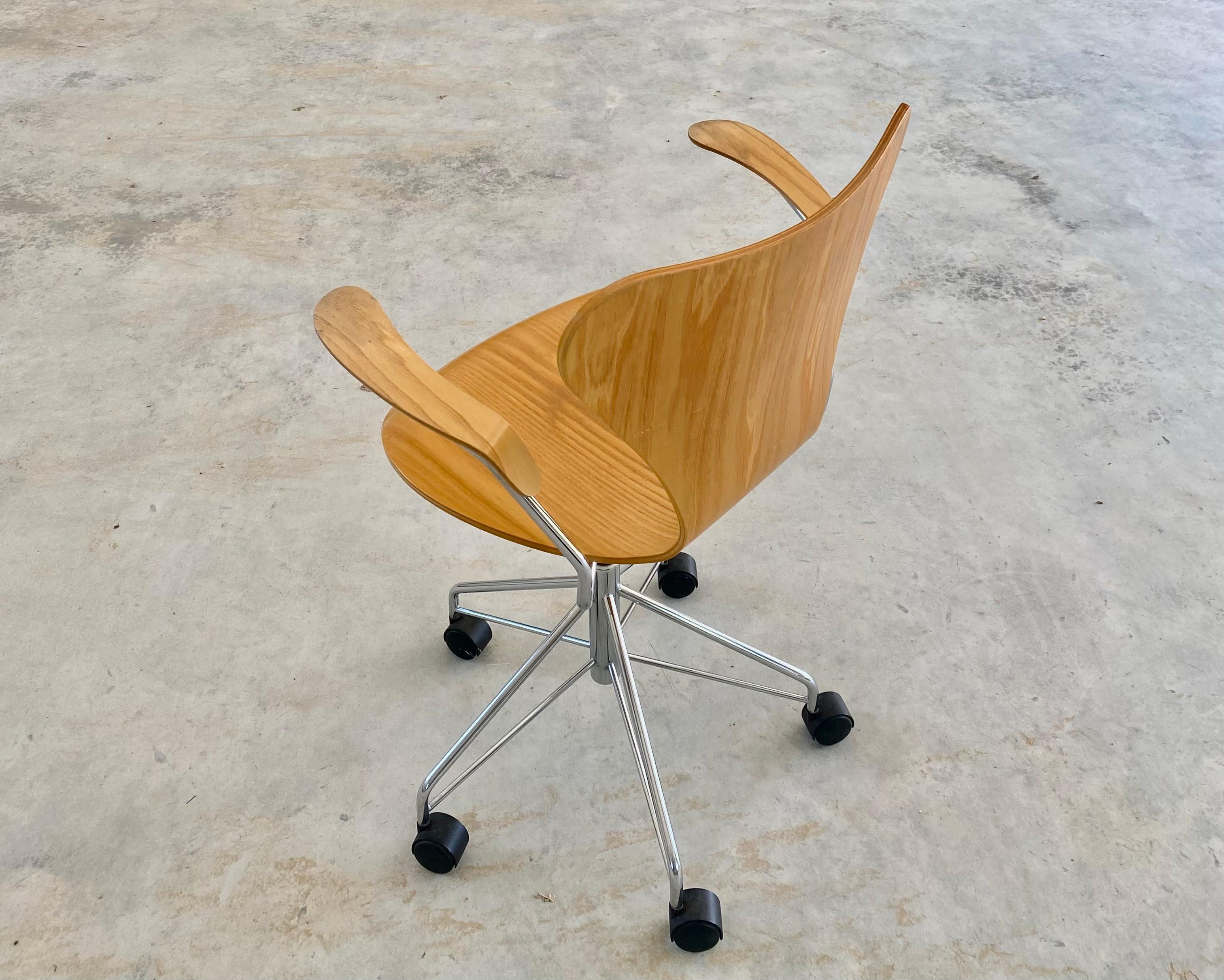 Arne Jacobsen for Fritz Hansen (Knoll) Series 7 Swivel Desk Chair on Casters For Sale 4