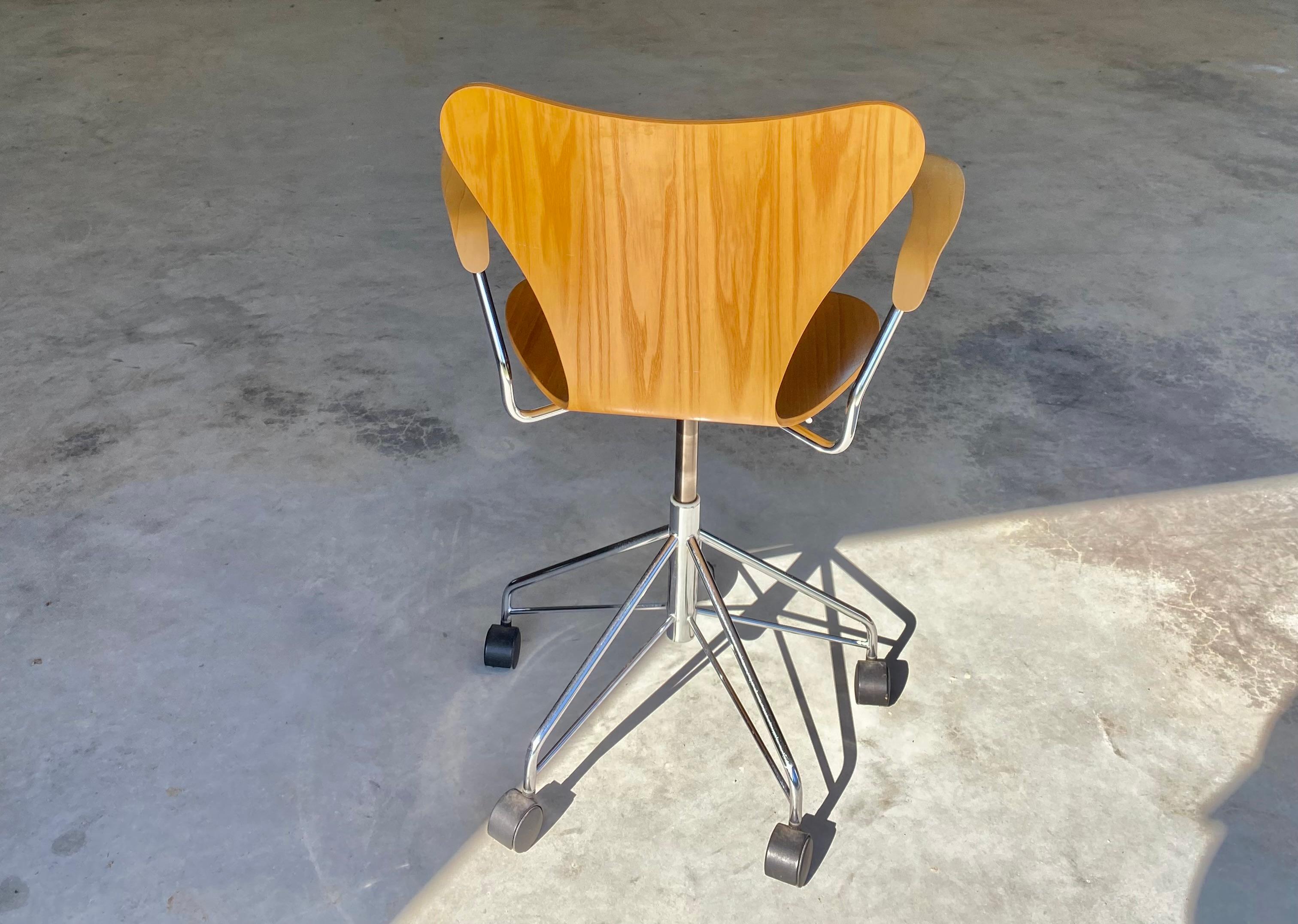 Arne Jacobsen for Fritz Hansen (Knoll) Series 7 Swivel Desk Chair on Casters For Sale 5