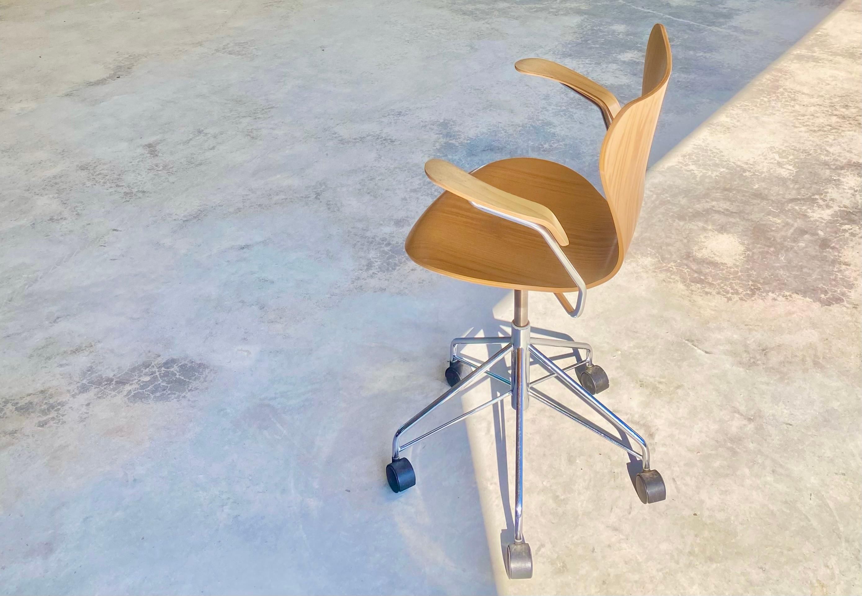 Arne Jacobsen for Fritz Hansen (Knoll) Series 7 Swivel Desk Chair on Casters For Sale 6