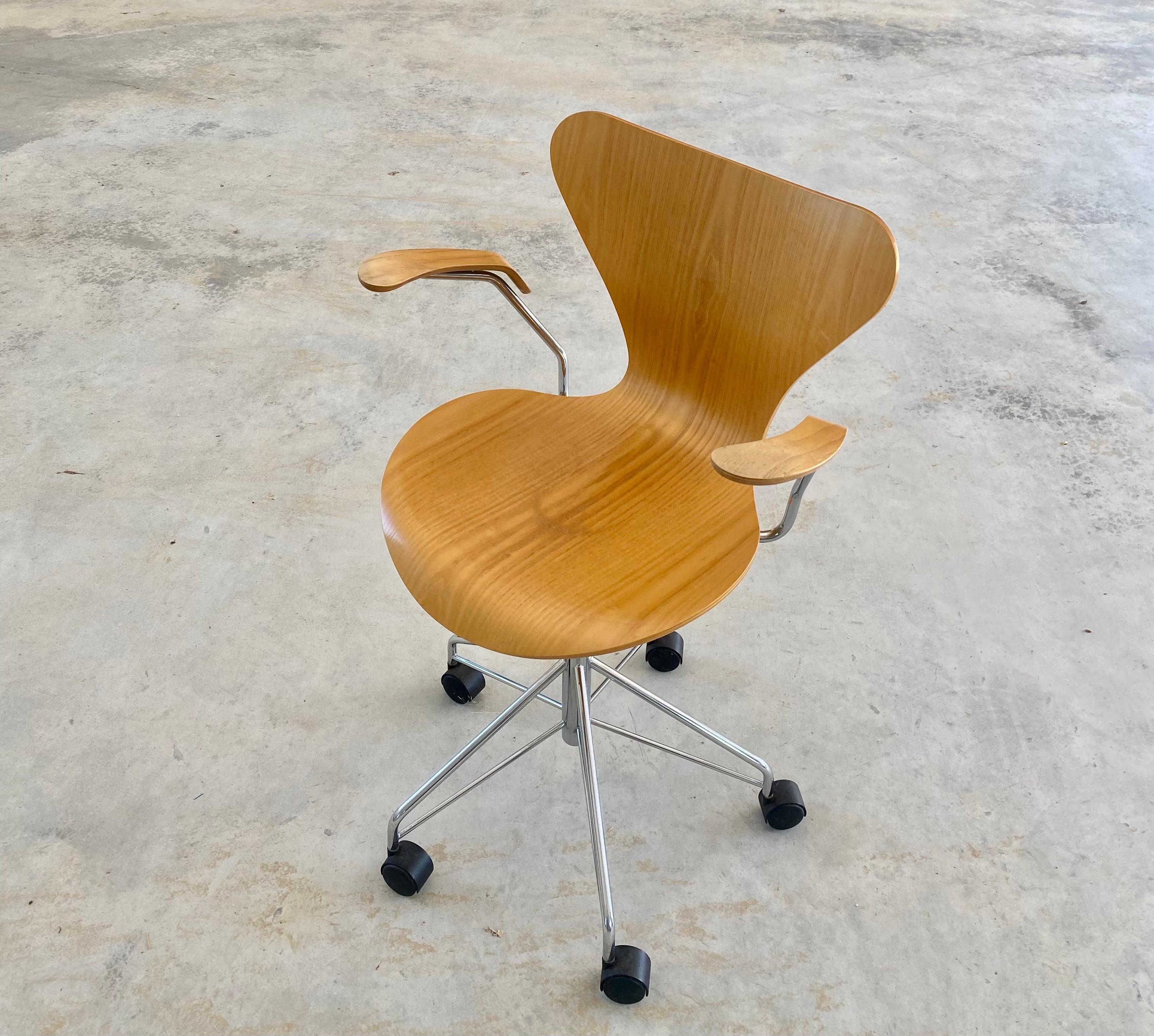 Arne Jacobsen for Fritz Hansen (Knoll) Series 7 Swivel Desk Chair on Casters For Sale 7