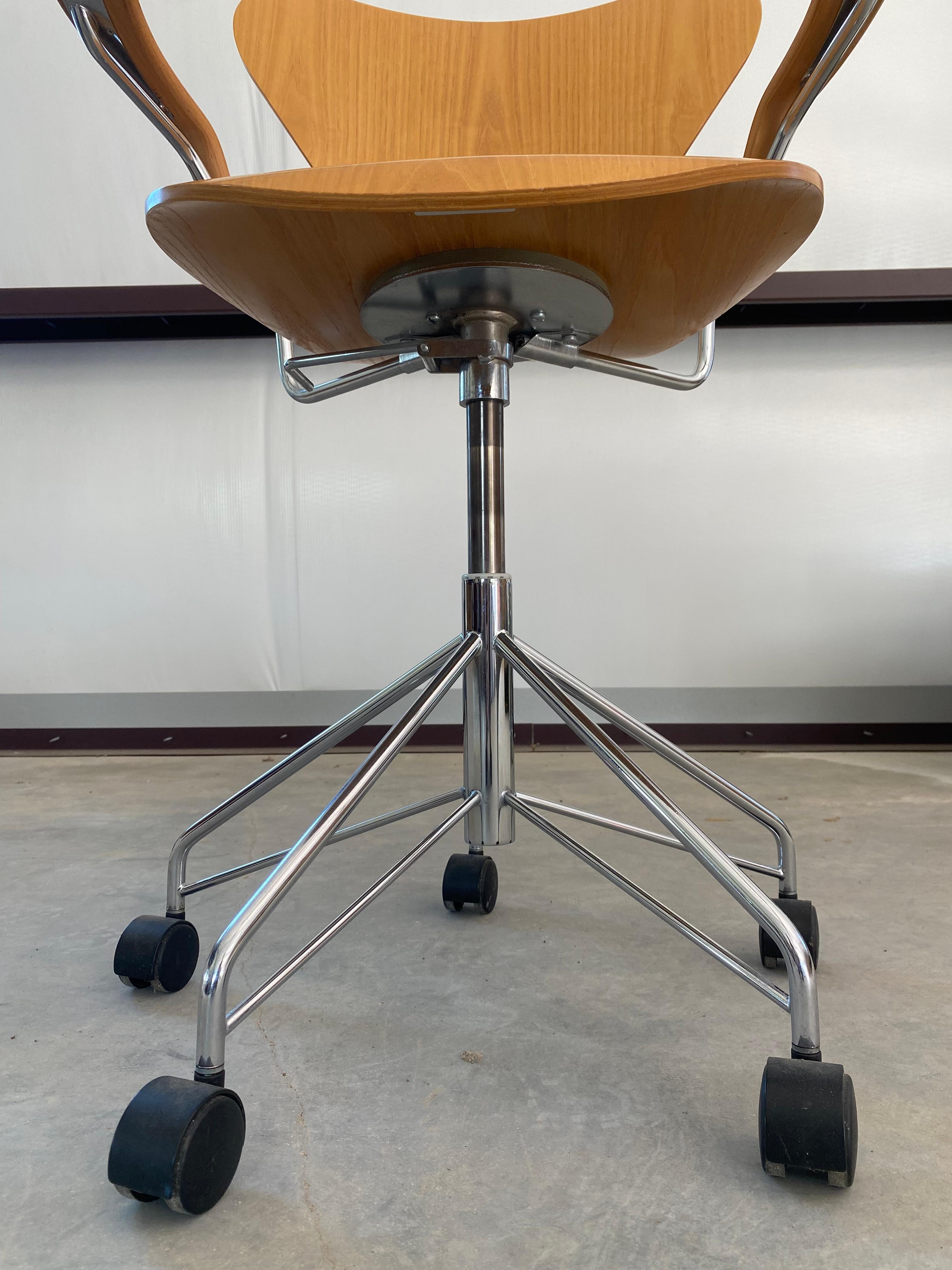 Arne Jacobsen for Fritz Hansen (Knoll) Series 7 Swivel Desk Chair on Casters For Sale 8