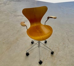 Arne Jacobsen for Fritz Hansen (Knoll) Series 7 Swivel Desk Chair on Casters