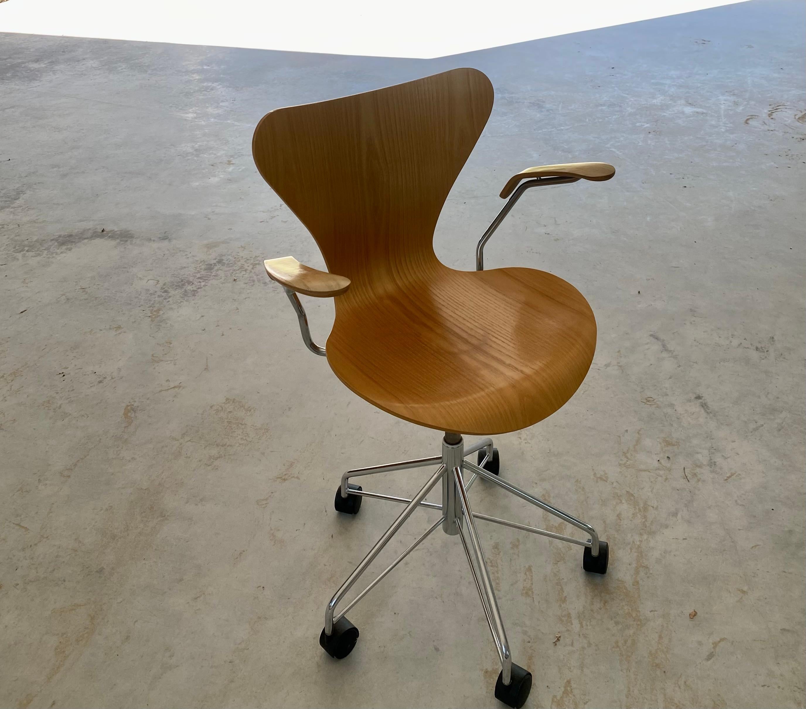 Scandinavian Modern Arne Jacobsen for Fritz Hansen (Knoll) Series 7 Swivel Desk Chair on Casters For Sale