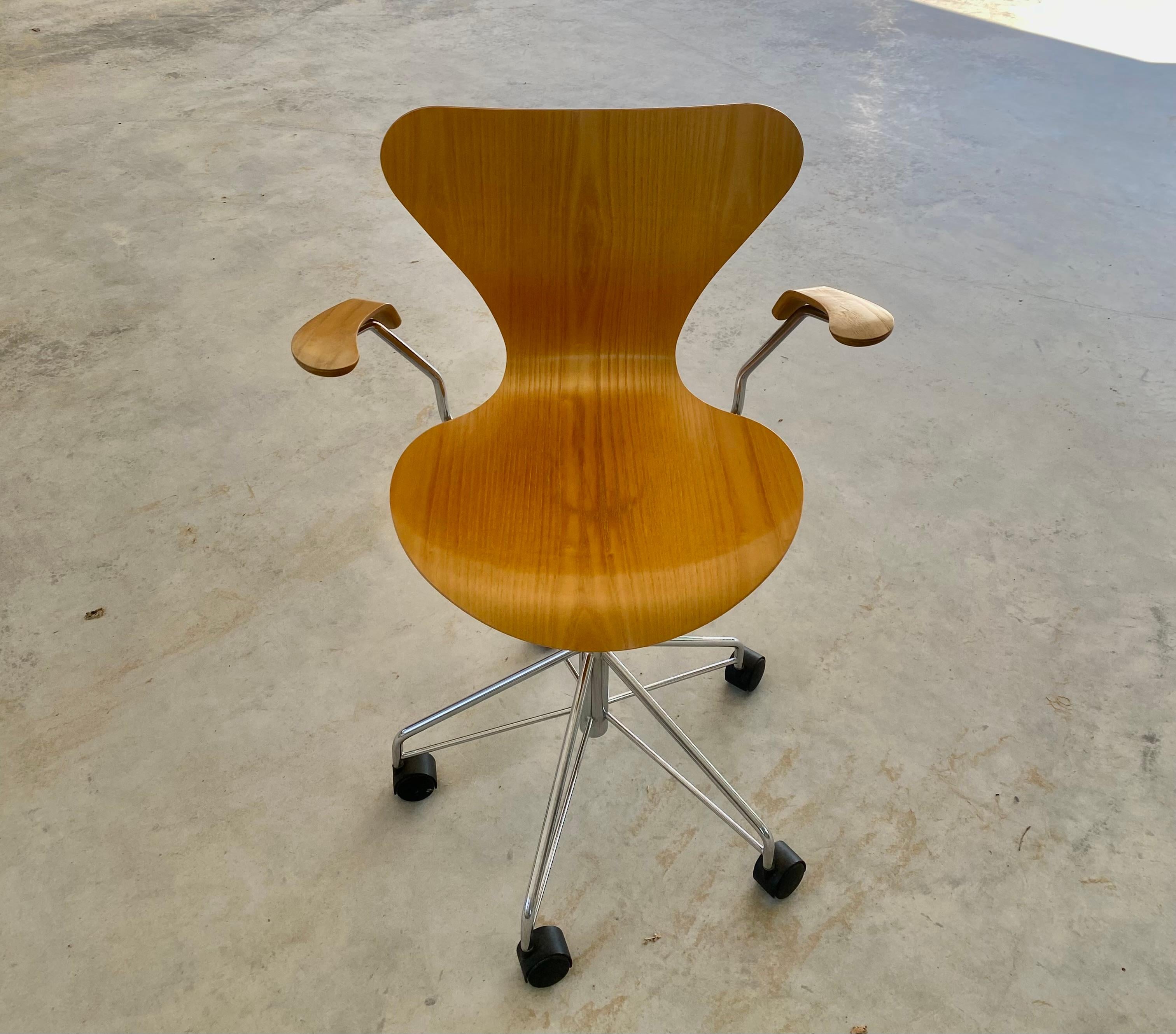 Danish Arne Jacobsen for Fritz Hansen (Knoll) Series 7 Swivel Desk Chair on Casters For Sale