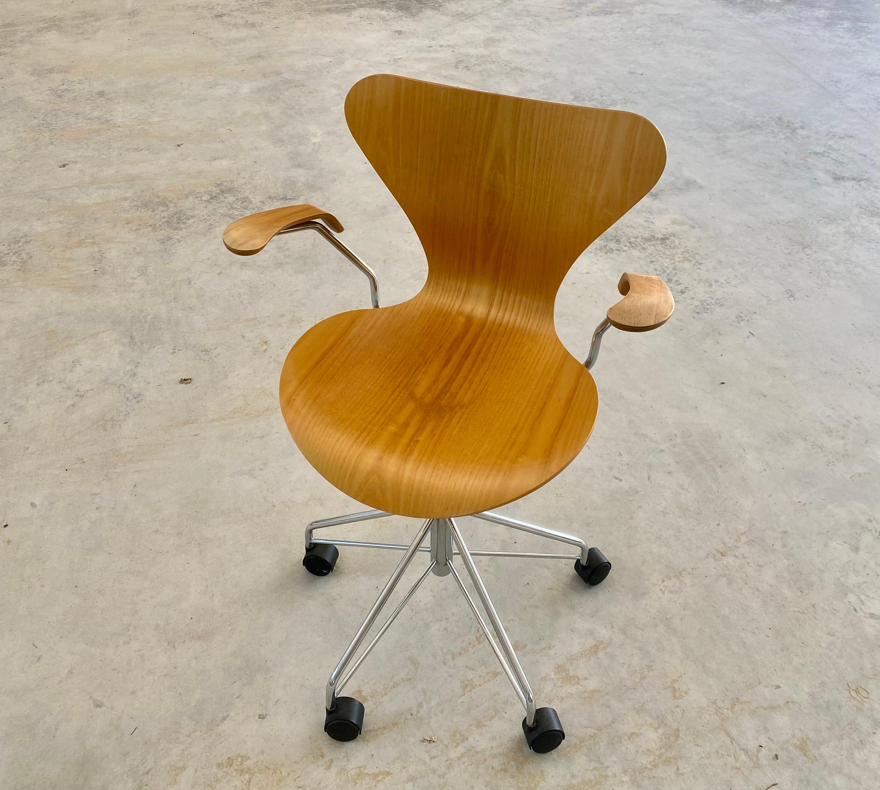 Hand-Crafted Arne Jacobsen for Fritz Hansen (Knoll) Series 7 Swivel Desk Chair on Casters For Sale