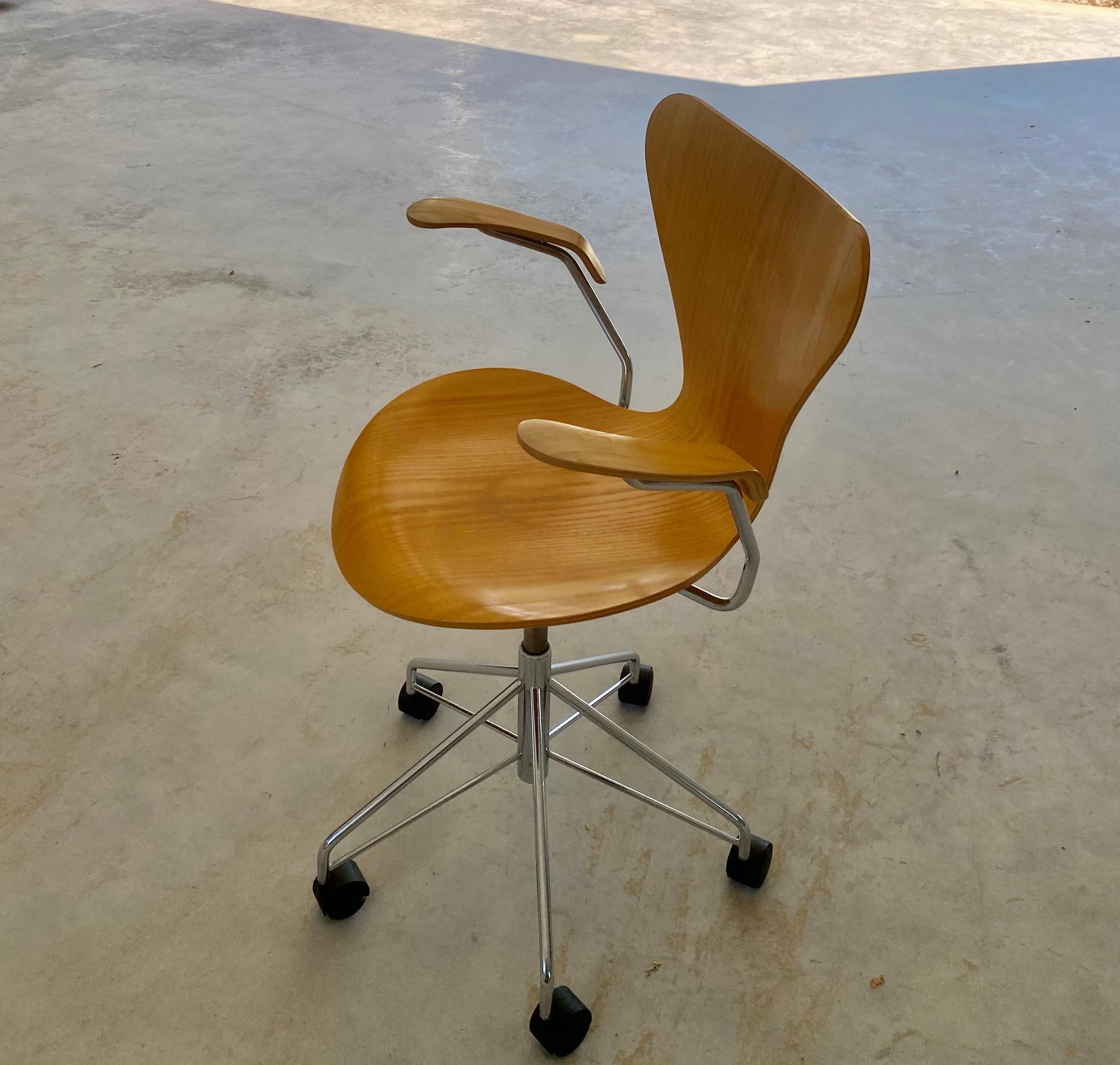 Arne Jacobsen for Fritz Hansen (Knoll) Series 7 Swivel Desk Chair on Casters In Good Condition For Sale In Round Top, TX