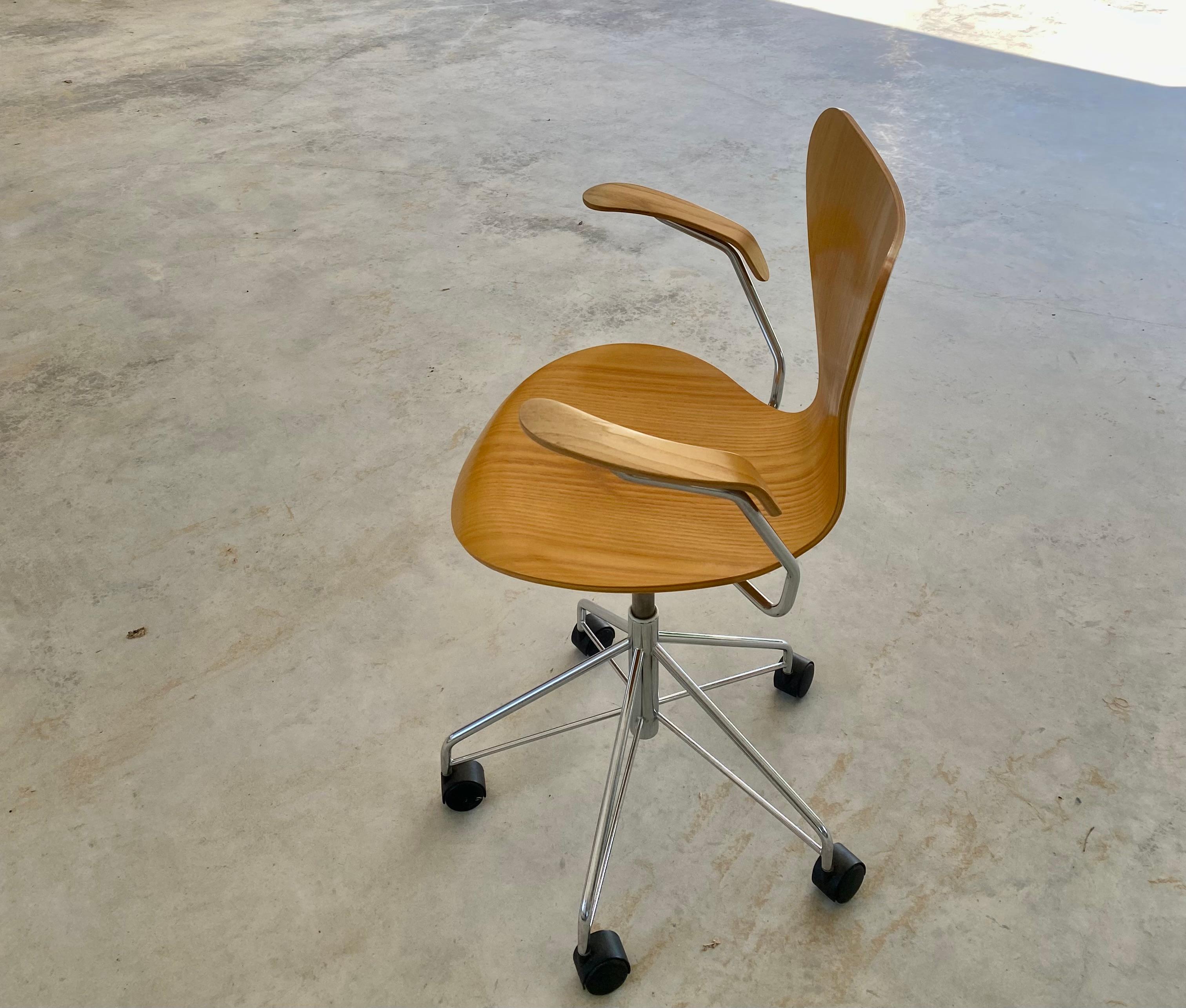 Contemporary Arne Jacobsen for Fritz Hansen (Knoll) Series 7 Swivel Desk Chair on Casters For Sale