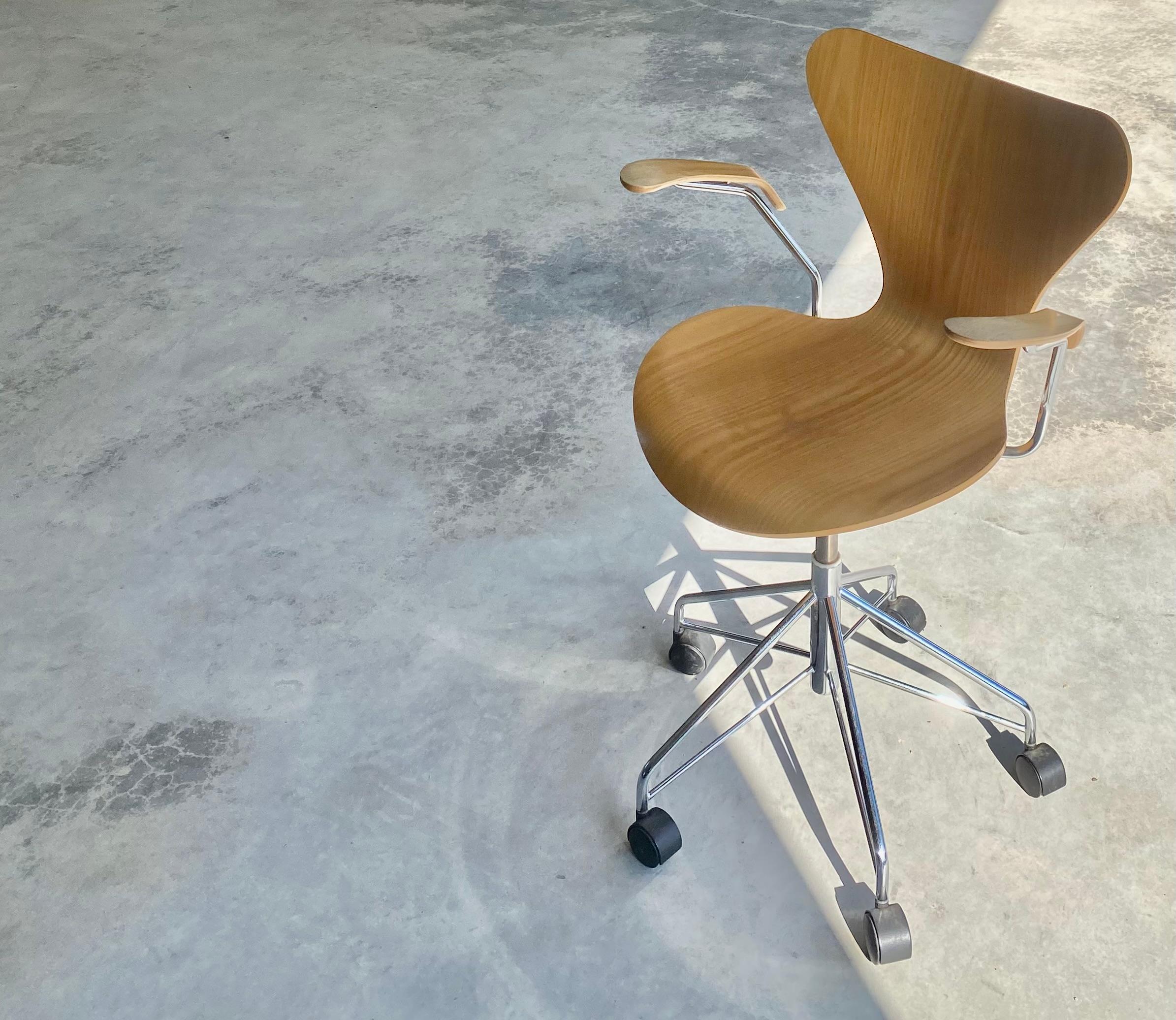 Steel Arne Jacobsen for Fritz Hansen (Knoll) Series 7 Swivel Desk Chair on Casters For Sale