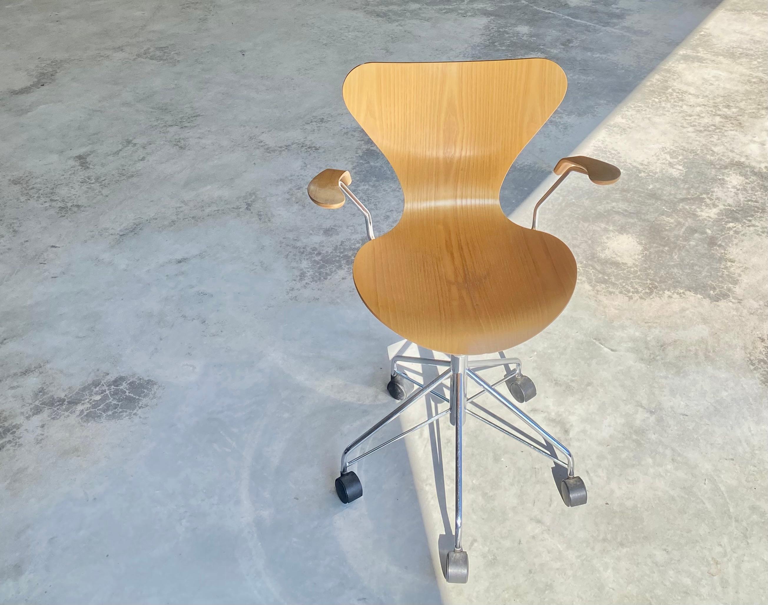 Arne Jacobsen for Fritz Hansen (Knoll) Series 7 Swivel Desk Chair on Casters For Sale 1
