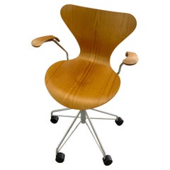 Arne Jacobsen for Fritz Hansen (Knoll) Series 7 Swivel Desk Chair on Casters
