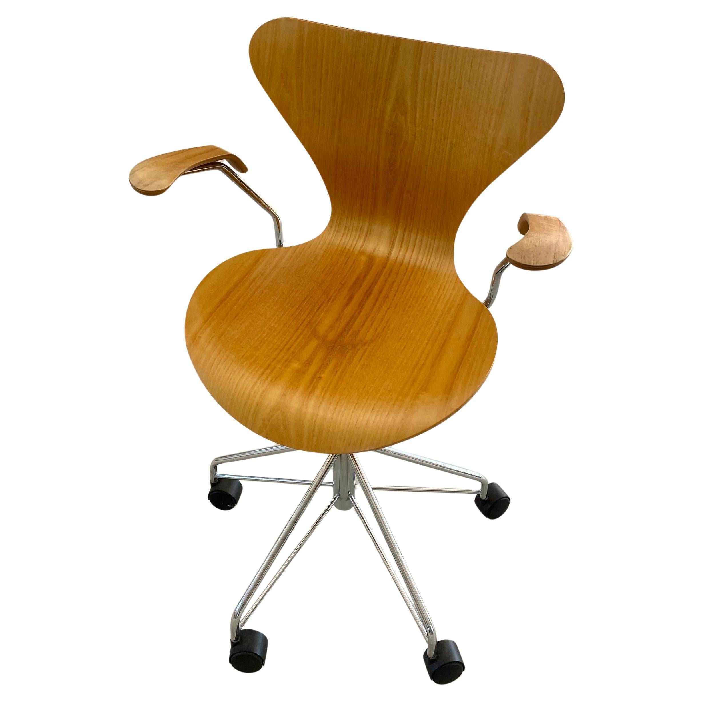 Arne Jacobsen para Fritz Hansen (Knoll) Serie 7 Silla de escritorio giratoria con ruedas