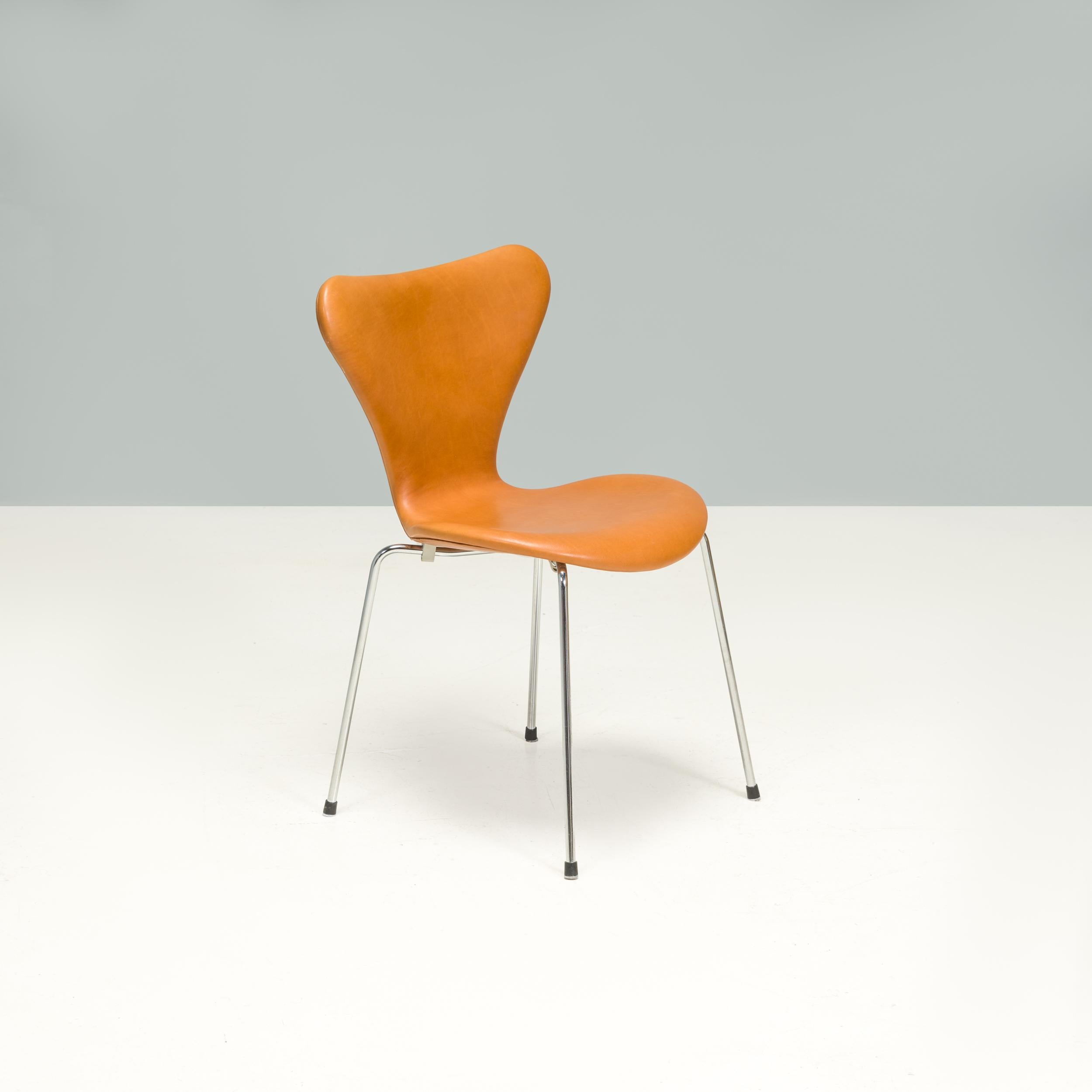 XXIe siècle et contemporain Arne Jacobsen pour Fritz Hansen Leather 3107 Series 7 chaises de salle à manger, lot de 4 en vente