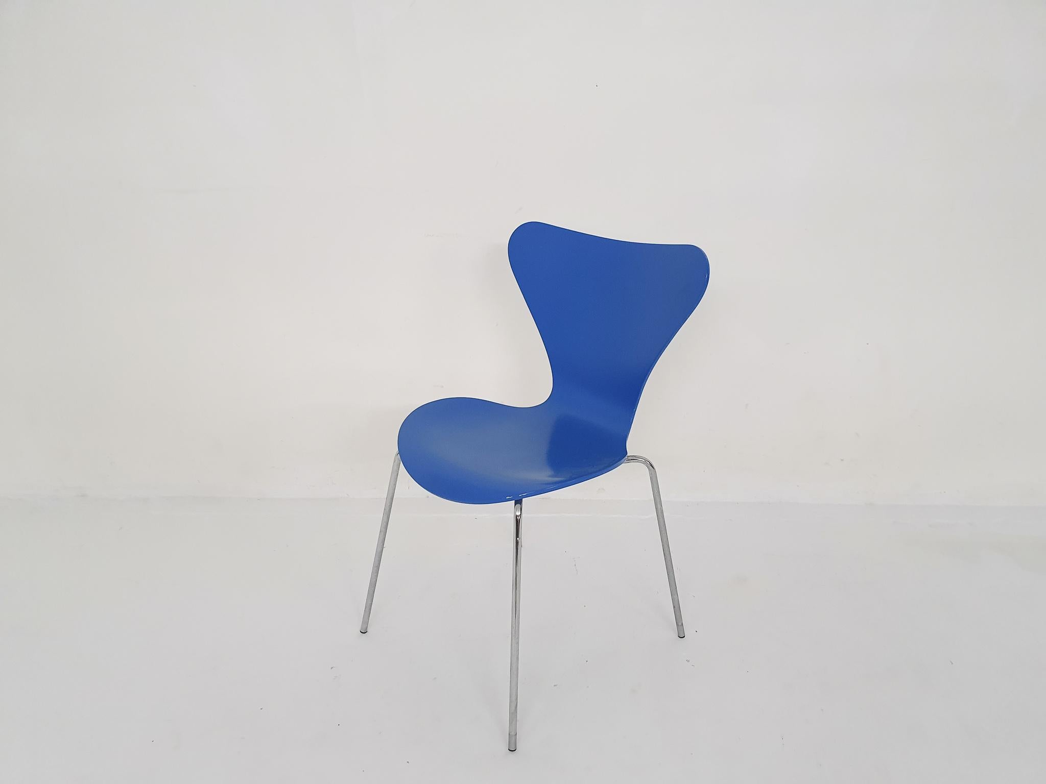 Light blue Butterfly dining chair by Arne Jacobsen. The plastic cap is missing.
Arne Jacobsen was a Danish architect and designer. He is remembered for his contribution to architectural Functionalism. He was succesfull with his simple but effective
