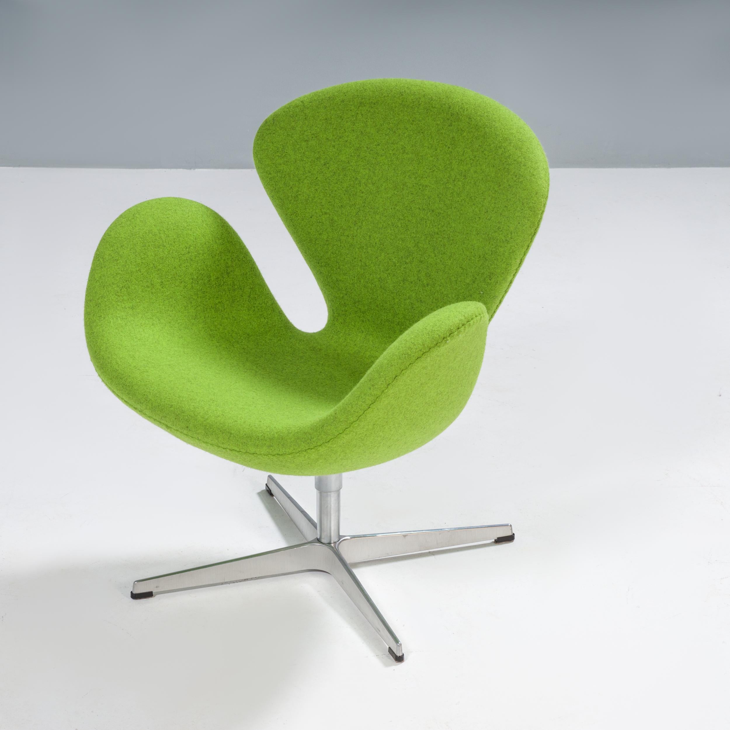 Arne Jacobsen for Fritz Hansen Lime Green Woolen Swan Swivel Armchair In Good Condition In London, GB