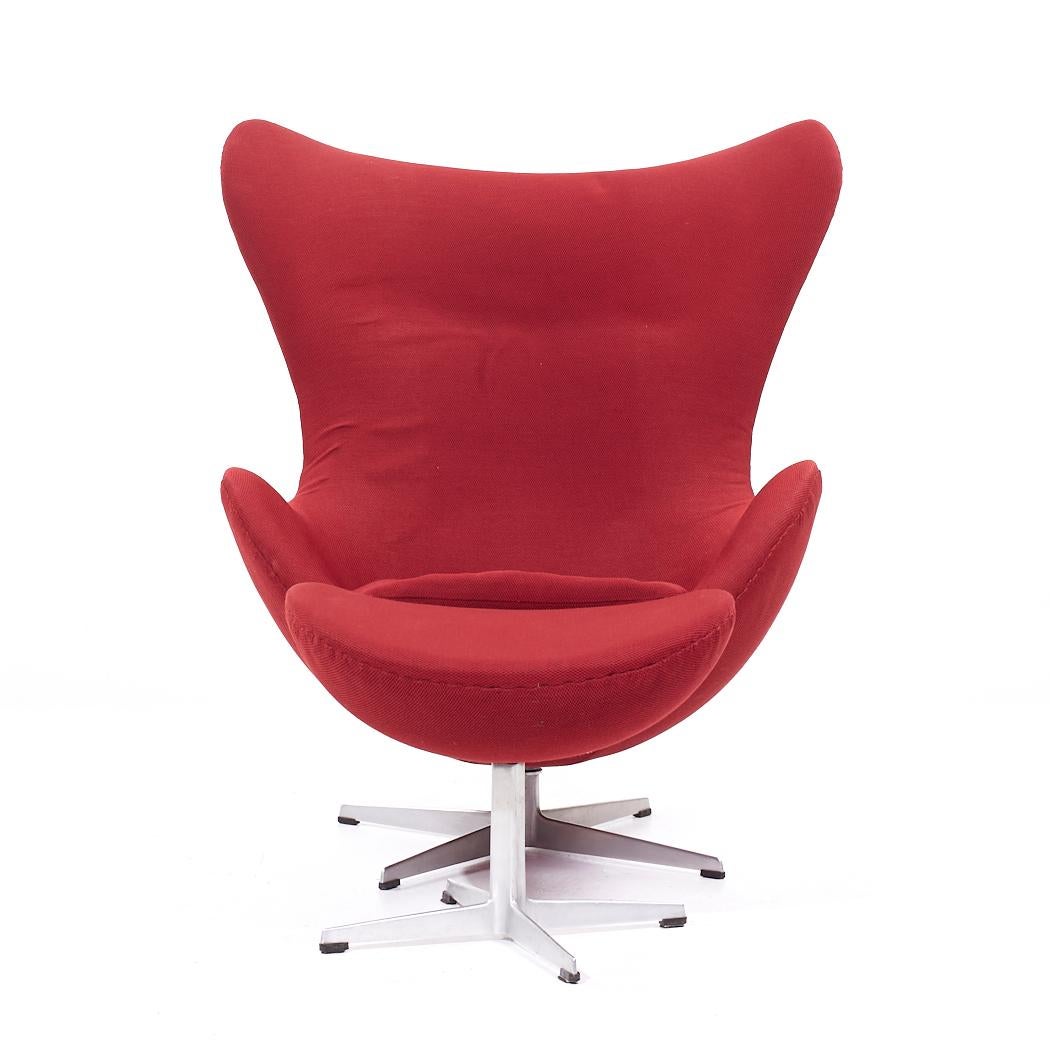 Arne Jacobsen für Fritz Hansen: Eierstuhl und Ottomane aus der Mitte des Jahrhunderts

Der Stuhl misst: 35,5 breit x 31 tief x 41,5 hoch, mit einer Sitzhöhe von 16 Zoll und Armhöhe/Stuhlabstand von 22 Zoll
Die Ottomane misst: 21,75 breit x 15,75