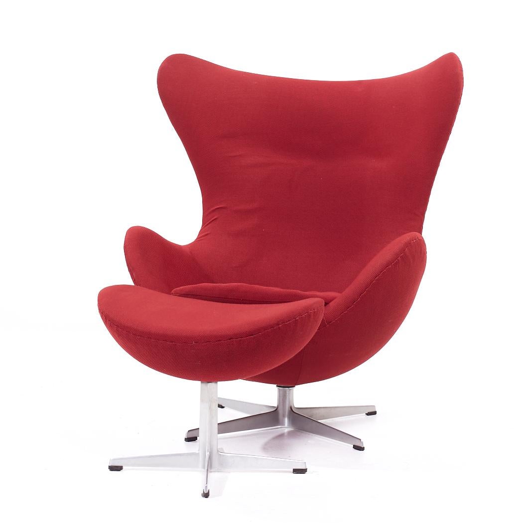 Arne Jacobsen für Fritz Hansen: Eierstuhl und Ottomane aus der Mitte des Jahrhunderts (Moderne der Mitte des Jahrhunderts) im Angebot