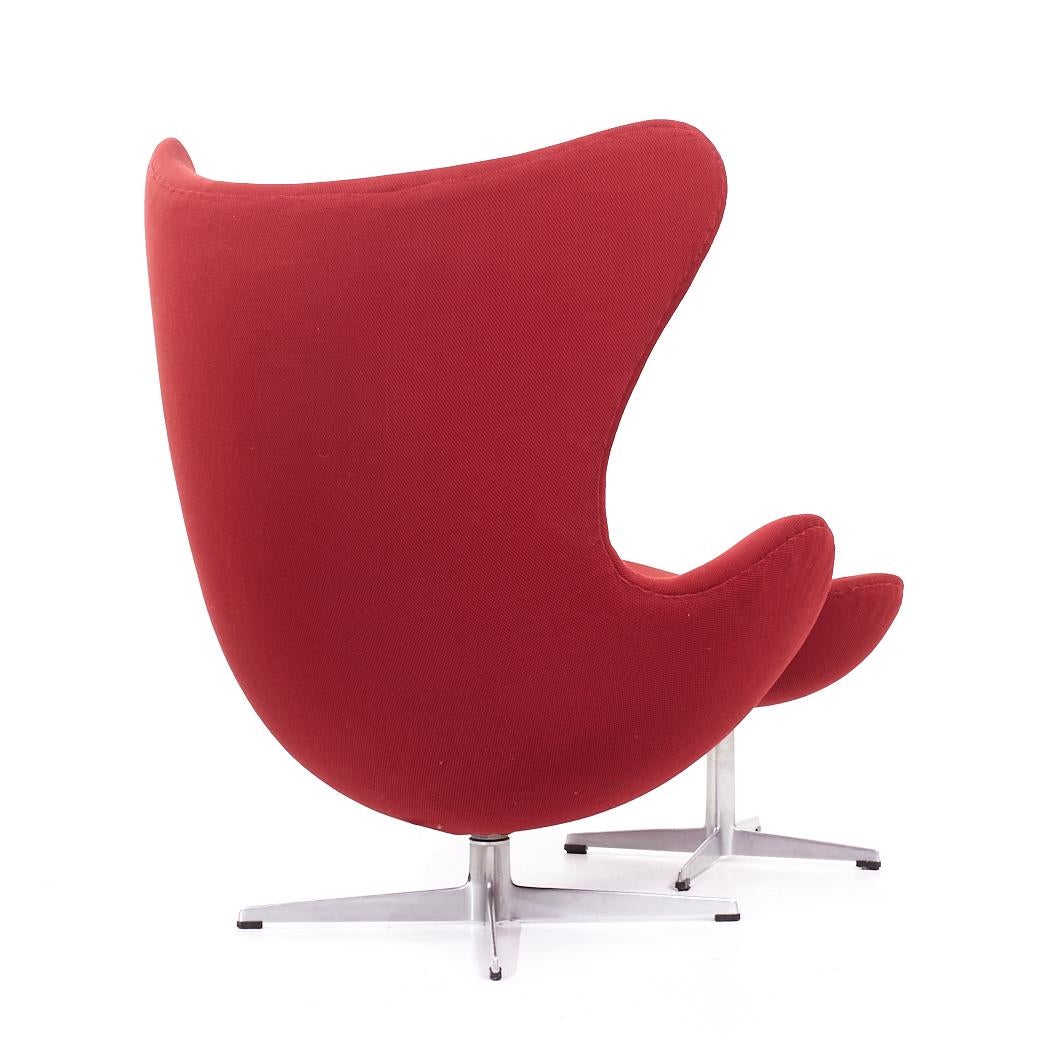 Arne Jacobsen für Fritz Hansen: Eierstuhl und Ottomane aus der Mitte des Jahrhunderts (Dänisch) im Angebot
