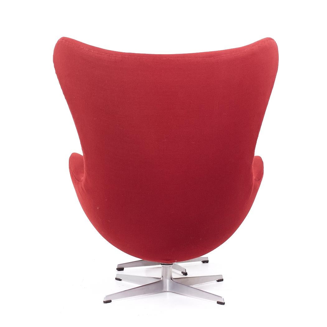 Arne Jacobsen für Fritz Hansen: Eierstuhl und Ottomane aus der Mitte des Jahrhunderts im Zustand „Gut“ im Angebot in Countryside, IL