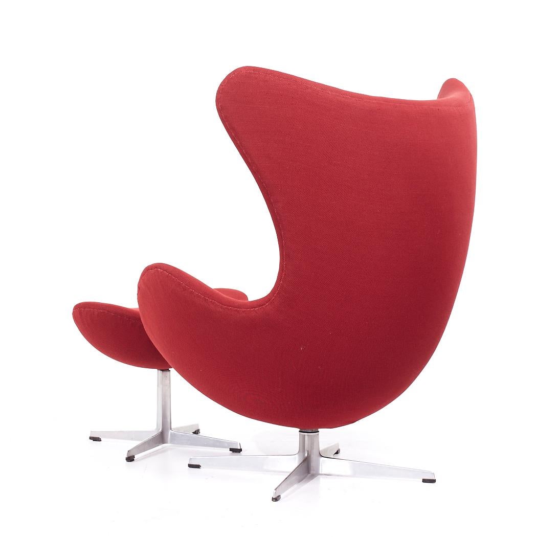 Arne Jacobsen für Fritz Hansen: Eierstuhl und Ottomane aus der Mitte des Jahrhunderts (Ende des 20. Jahrhunderts) im Angebot