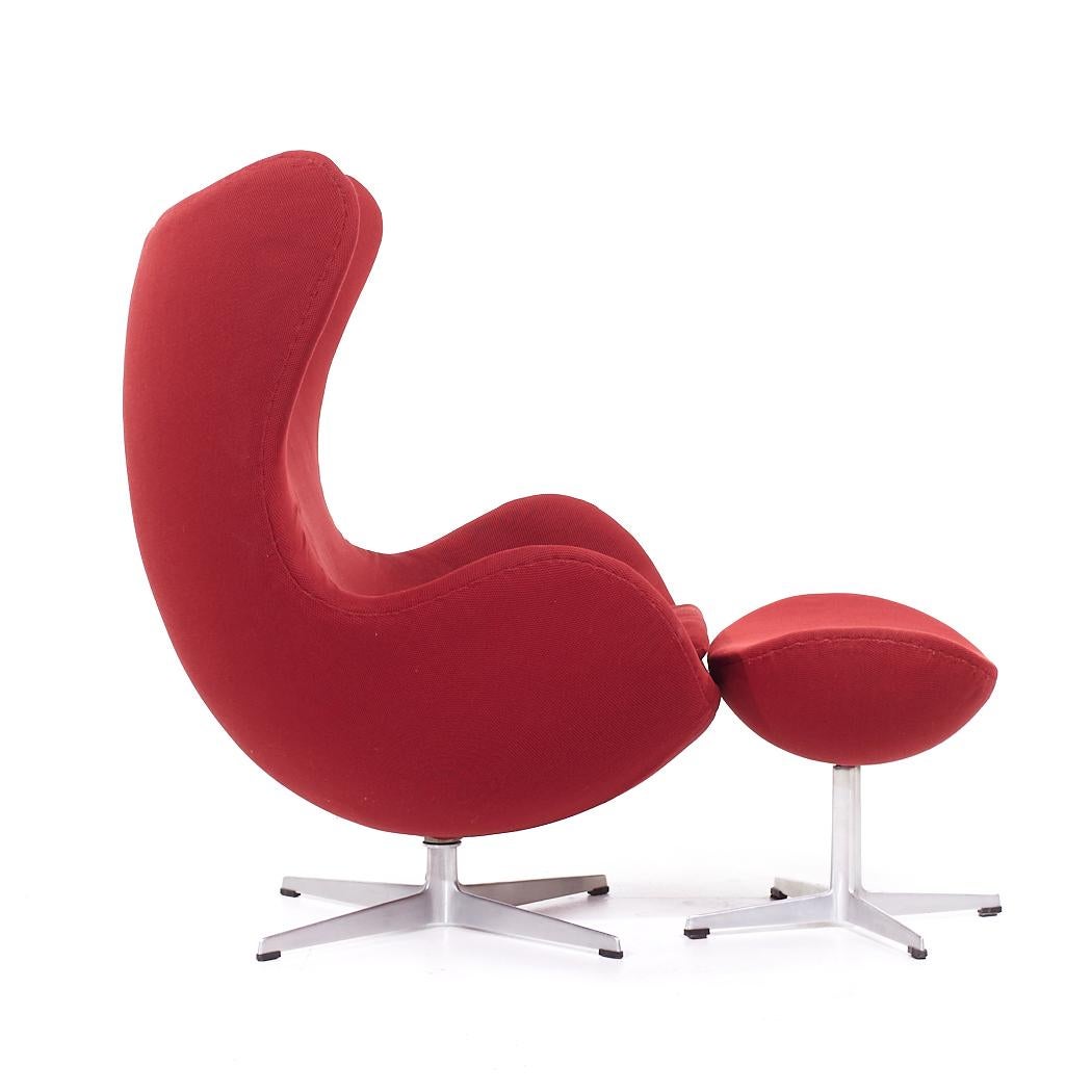 Arne Jacobsen für Fritz Hansen: Eierstuhl und Ottomane aus der Mitte des Jahrhunderts (Polster) im Angebot