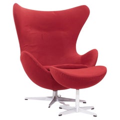 Sedia a uovo e ottomana di metà secolo di Arne Jacobsen per Fritz Hansen