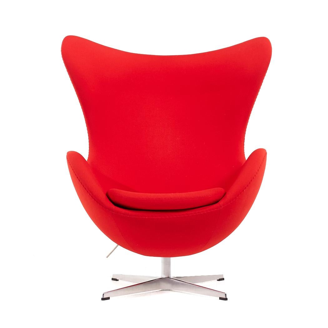 Arne Jacobsen for Fritz Hansen Mid Century Egg Chair (Chaise à œuf du milieu du siècle)

Cette chaise mesure : 34 de large x 31 de profond x 42 de haut, avec une hauteur d'assise de 16,5 et une hauteur d'accoudoir de 22,75 pouces.

Tous les meubles