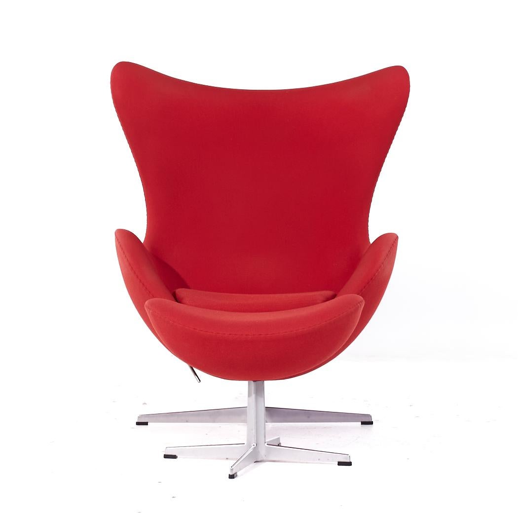 Arne Jacobsen para Fritz Hansen Silla Egg de mediados de siglo con otomana

La silla mide 34 de ancho x 30 de fondo x 41,5 de alto, con una altura del asiento de 15 pulgadas y una altura de los brazos/holgura de la silla de 22,5 pulgadas
La otomana