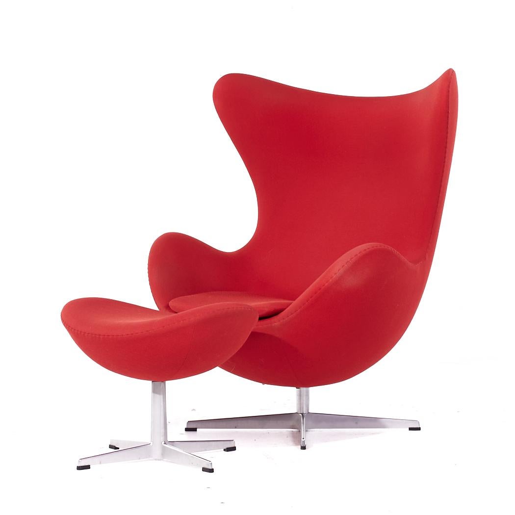 Arne Jacobsen para Fritz Hansen Silla Egg de mediados de siglo con otomana Moderno de mediados de siglo en venta