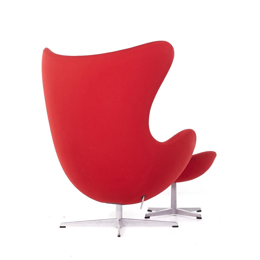 Arne Jacobsen para Fritz Hansen Silla Egg de mediados de siglo con otomana Danés en venta