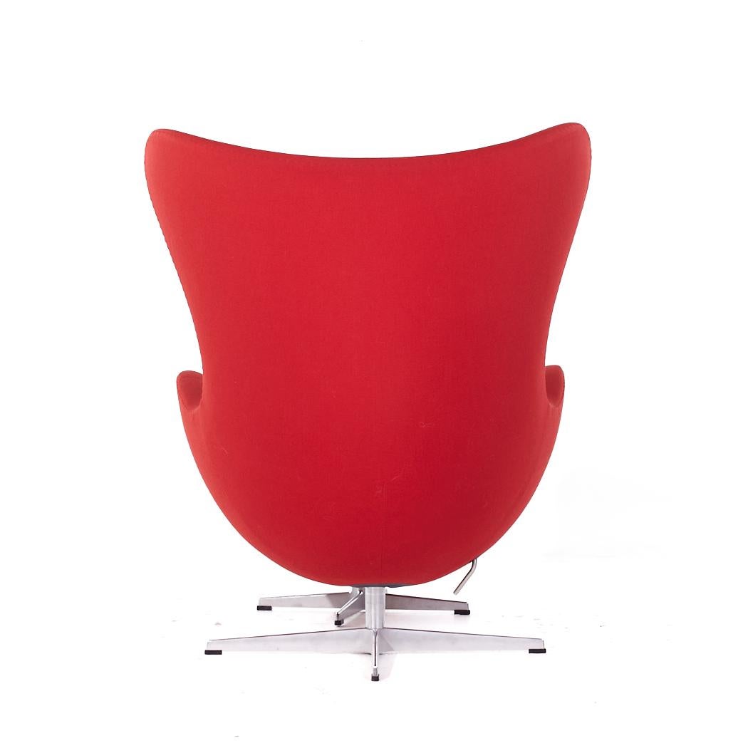 Arne Jacobsen para Fritz Hansen Silla Egg de mediados de siglo con otomana en Bueno estado para la venta en Countryside, IL