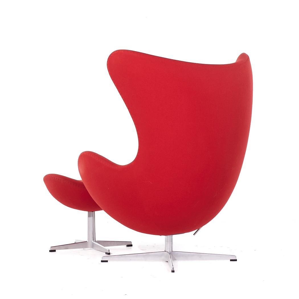 Arne Jacobsen para Fritz Hansen Silla Egg de mediados de siglo con otomana finales del siglo XX en venta