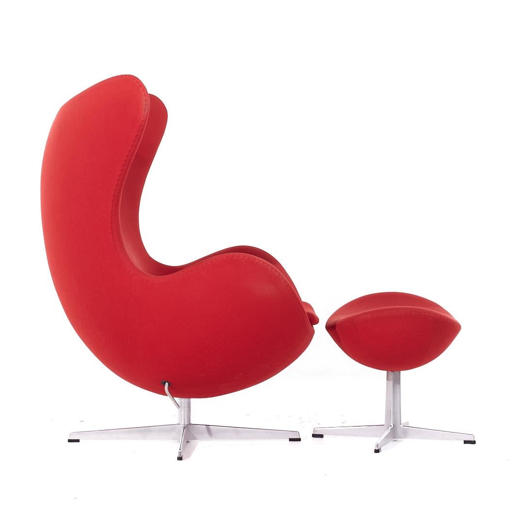 Arne Jacobsen para Fritz Hansen Silla Egg de mediados de siglo con otomana Tapicería en venta
