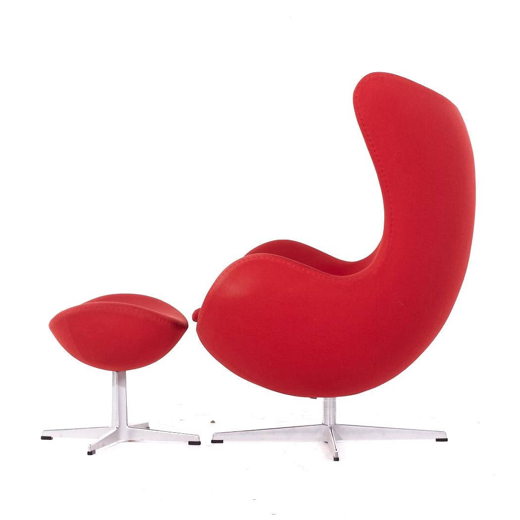 Arne Jacobsen para Fritz Hansen Silla Egg de mediados de siglo con otomana en venta 1