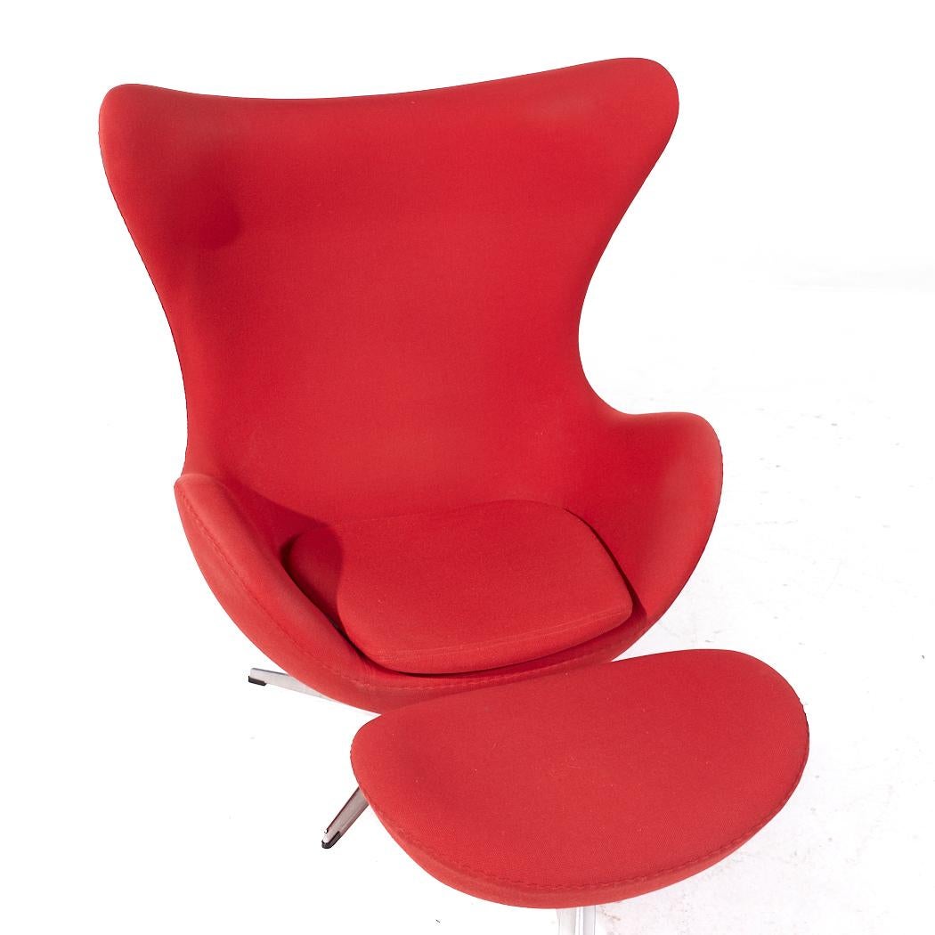 Arne Jacobsen para Fritz Hansen Silla Egg de mediados de siglo con otomana en venta 2