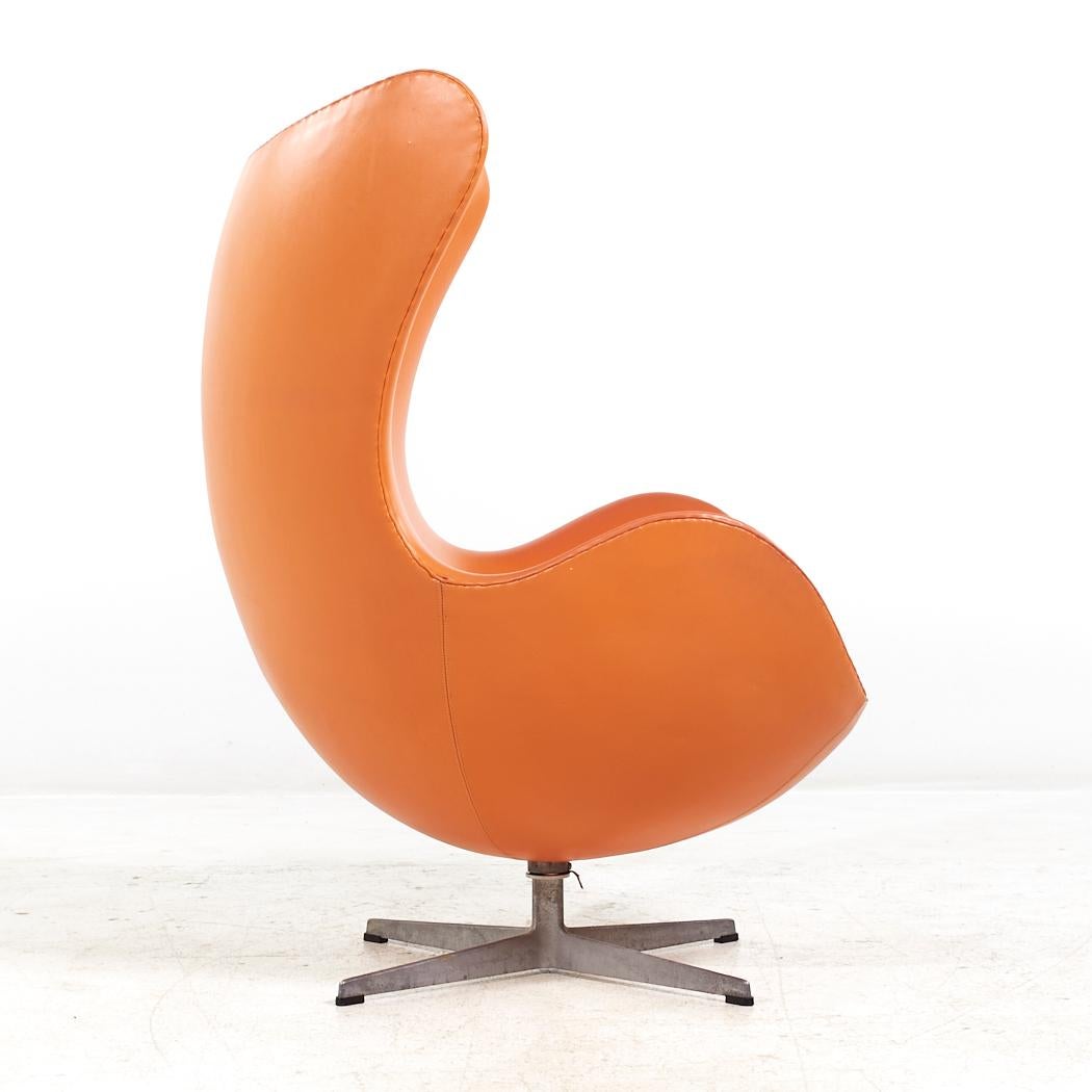Arne Jacobsen for Fritz Hansen Mid Century Egg Chairs - Pair For Sale 3
