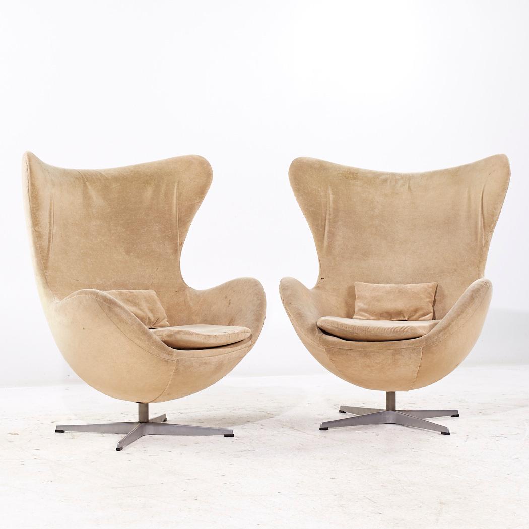 Arne Jacobsen para Fritz Hansen Sillas Egg de mediados de siglo - Pareja

Esta tumbona mide 35 de ancho x 28 de fondo x 41 de alto, con una altura del asiento de 16 y una altura de los brazos/holgura de la silla de 22 pulgadas

Todos los muebles