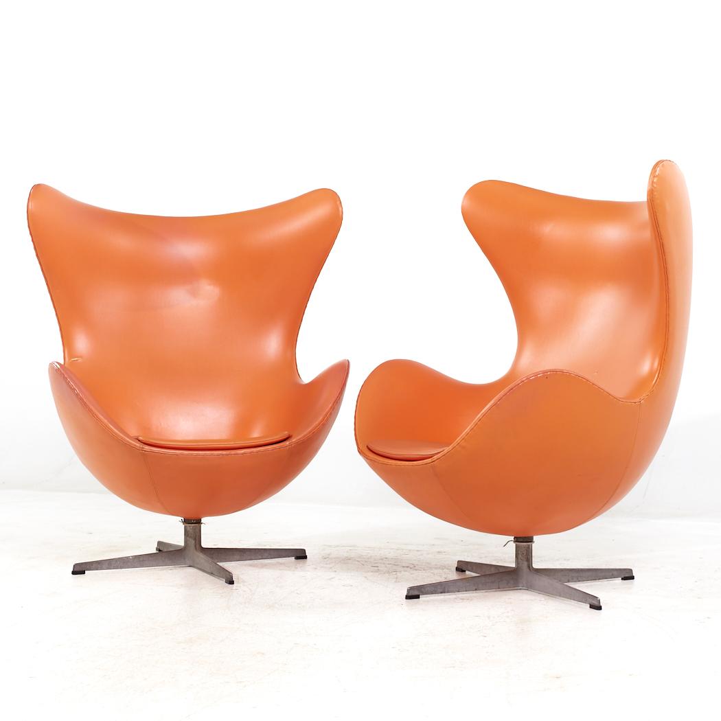 Mid-Century Modern Arne Jacobsen pour Fritz Hansen Chaises à œuf du milieu du siècle - Paire en vente