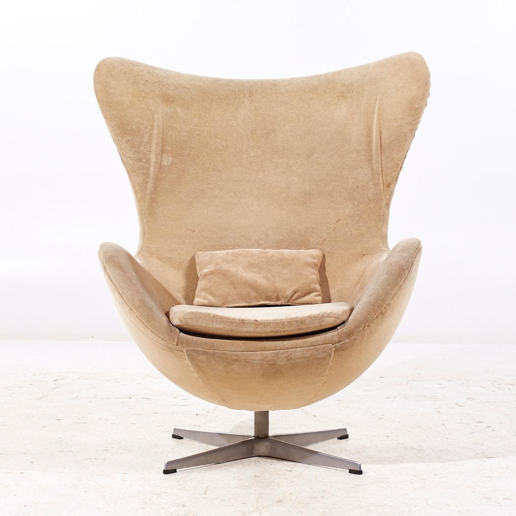 Arne Jacobsen para Fritz Hansen Sillas Egg de mediados de siglo - Pareja en Bueno estado para la venta en Countryside, IL