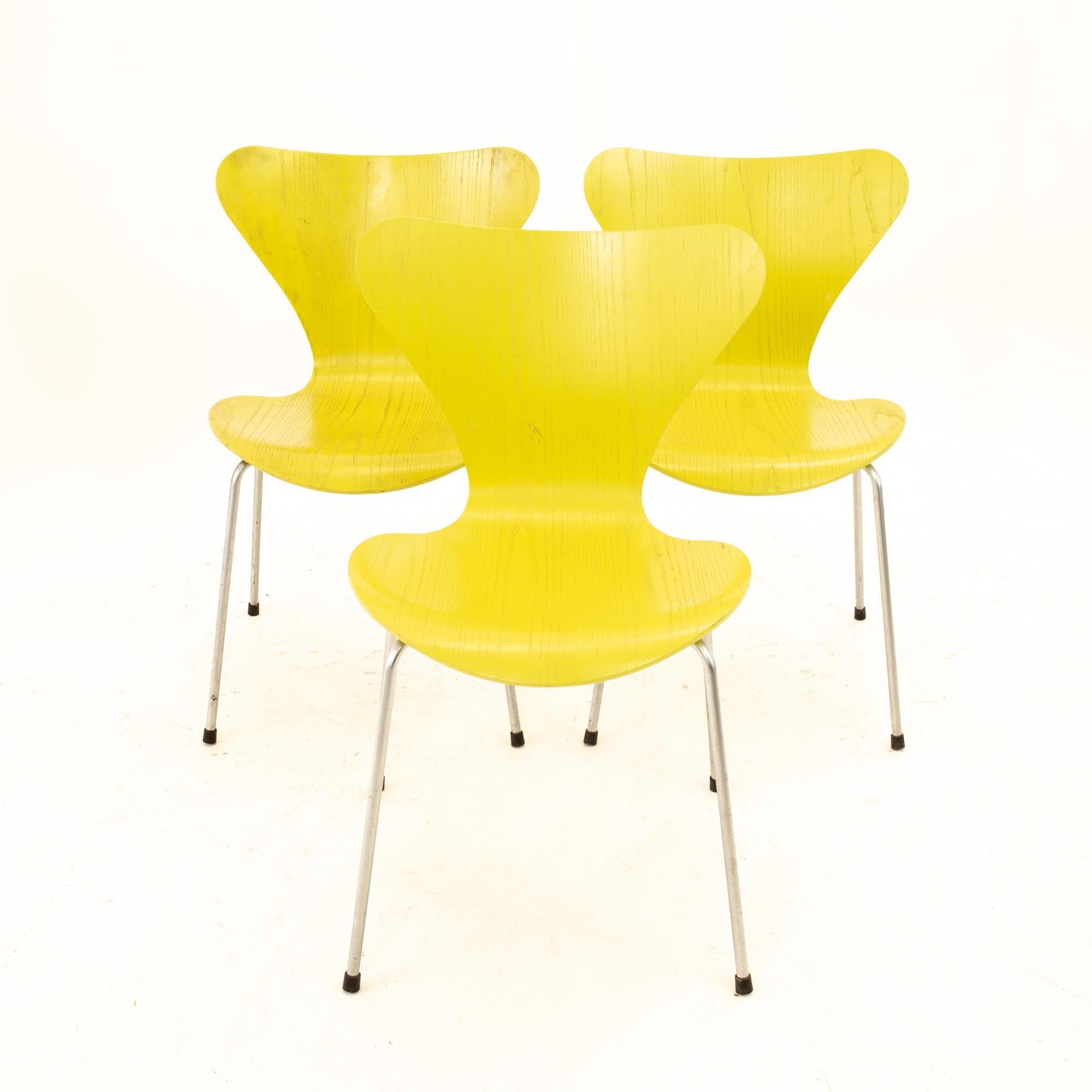 Mid-Century Modern Arne Jacobsen For Fritz Hansen Mid Century Modern SERIES 7 Chair -Lime -Set of 4 For Sale