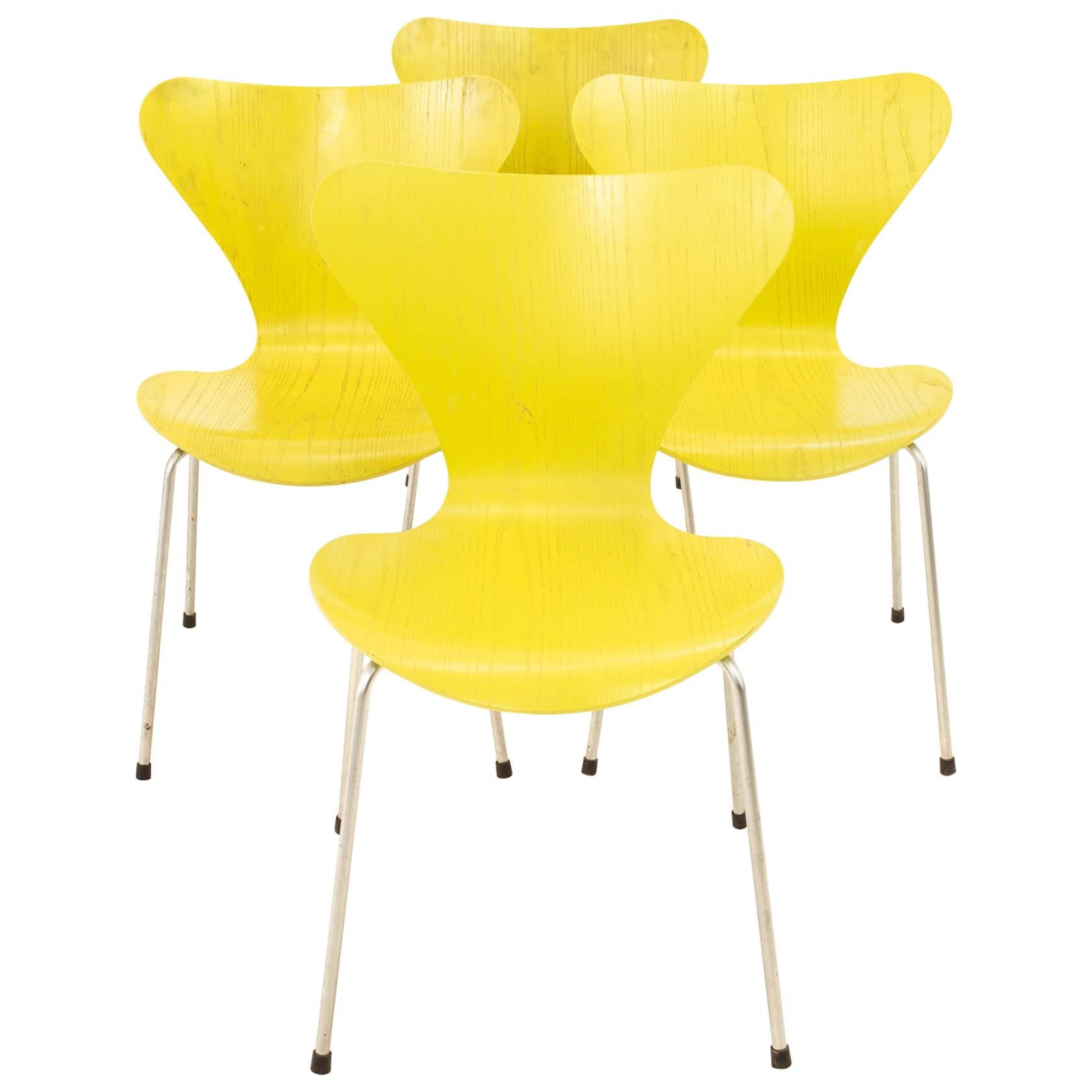 Arne Jacobsen For Fritz Hansen Mid Century Modern SERIES 7 Chair - Lime - Set of 4

Each chair measures: 19.5 wide x 19.25 deep x 31 high with a seat height of 17.75 inches

This set is available in what we call Restored Vintage Condition. Upon