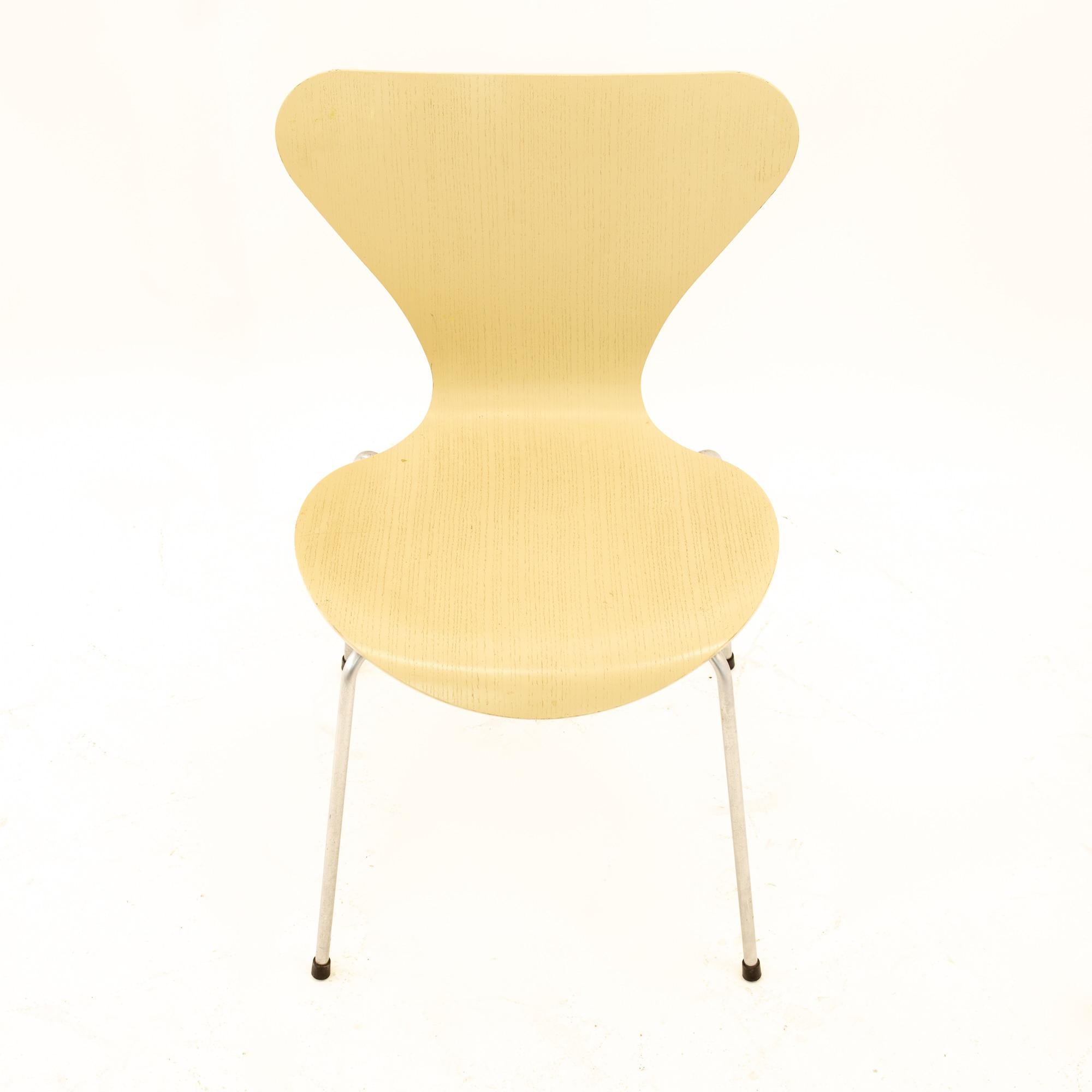 Chaise série 7 moderne du milieu du siècle dernier d'Arne Jacobsen pour Fritz Hansen, lot de 2 en vente 3
