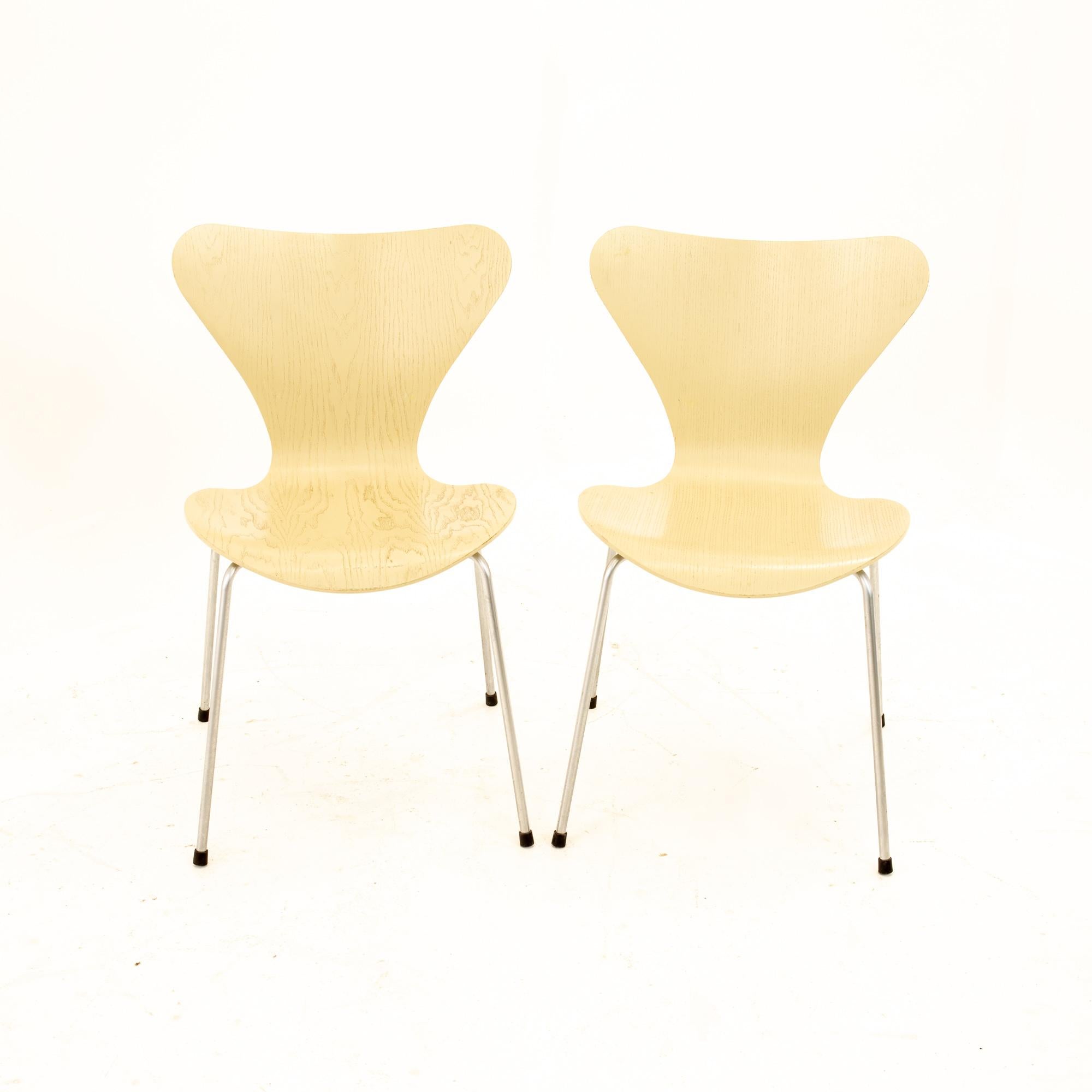Arne Jacobsen for Fritz Hansen Mid-Century Modern Series 7 chair - Set of 2
Each chair measures: 19.5 wide x 19.25 deep x 31 high with a seat height of 17.75 inches

All pieces of furniture can be had in what we call restored vintage condition.