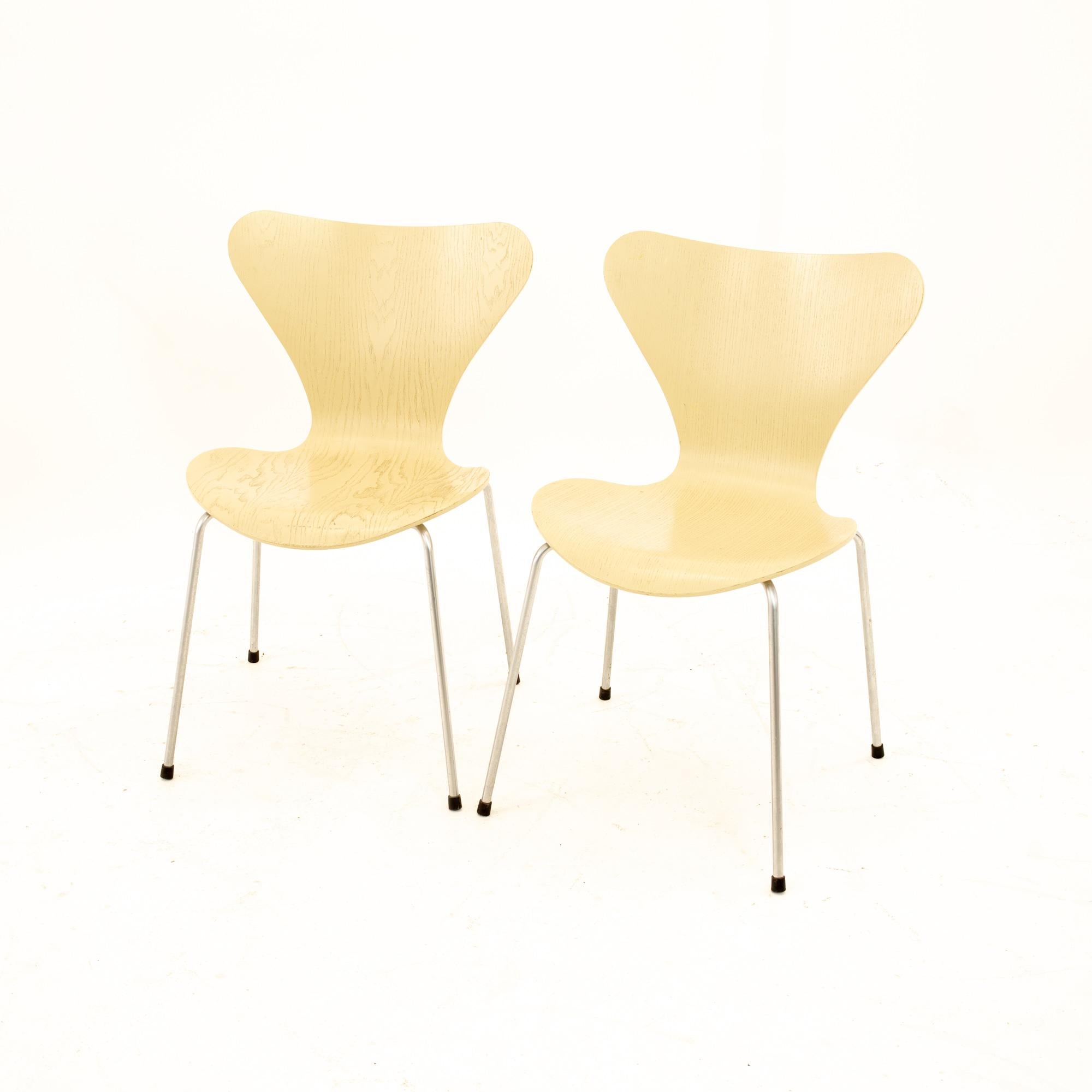 Mid-Century Modern Chaise série 7 moderne du milieu du siècle dernier d'Arne Jacobsen pour Fritz Hansen, lot de 2 en vente