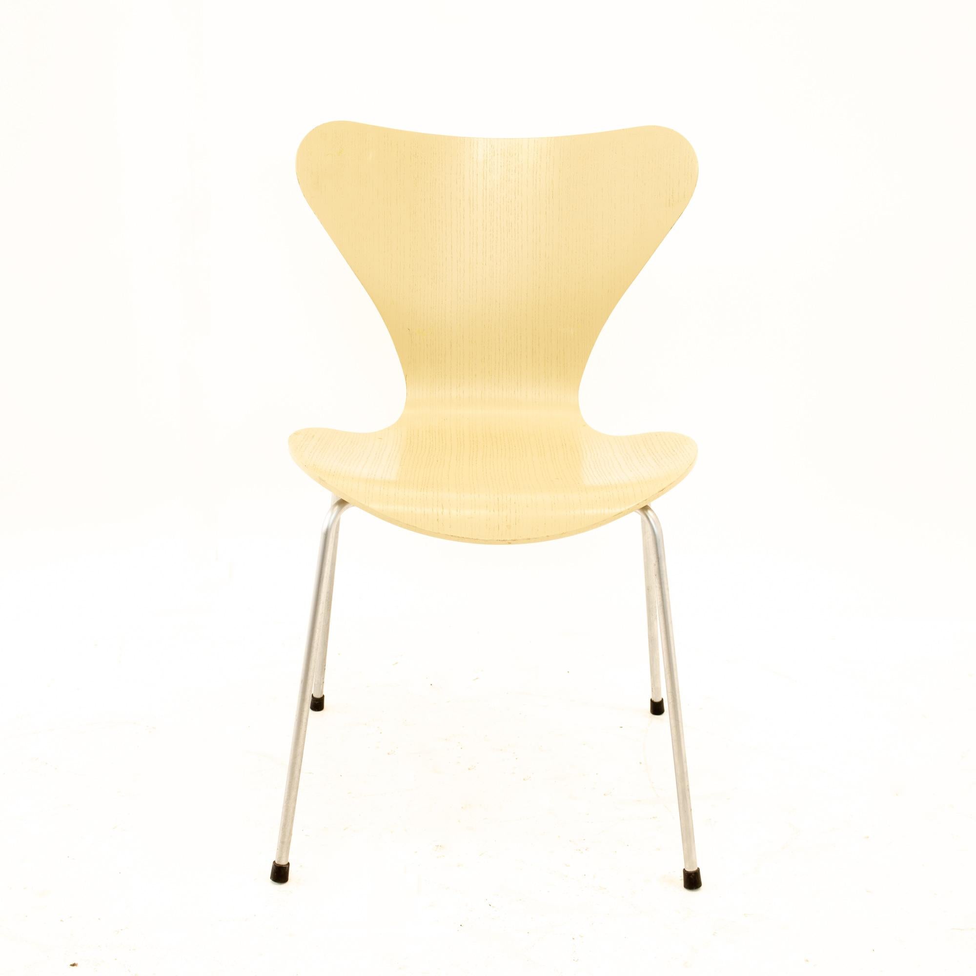 Fin du 20e siècle Chaise série 7 moderne du milieu du siècle dernier d'Arne Jacobsen pour Fritz Hansen, lot de 2 en vente