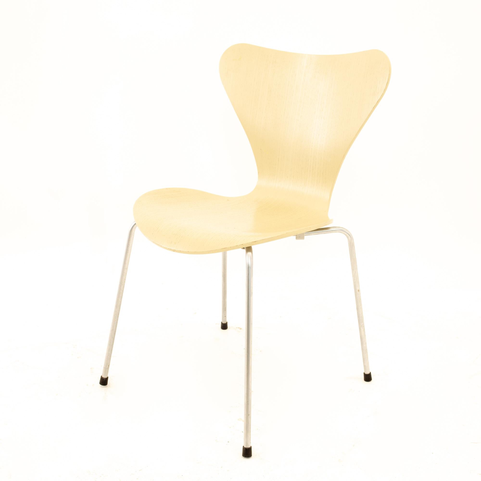 Chaise série 7 moderne du milieu du siècle dernier d'Arne Jacobsen pour Fritz Hansen, lot de 2 en vente 2